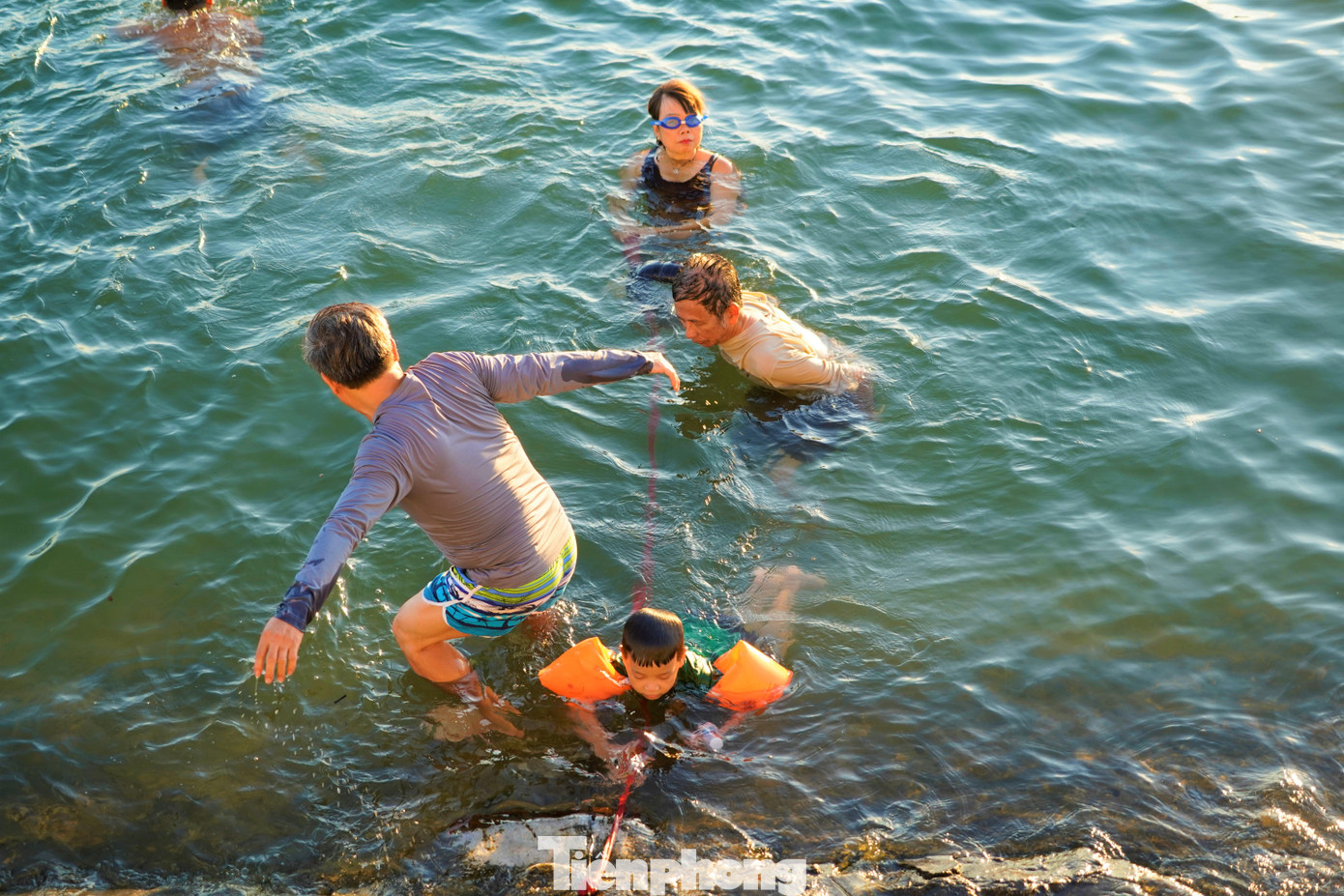 "Bãi tắm mới của thành phố tuy to đẹp, rộng rãi nhưng nước ở khu vực đấy rất bẩn do nằm trên khu vực bùn lầy. Đặc biệt nằm ngay cửa lạch nước thải của công ty than nên nước lúc nào cũng màu nhờ đục. Tắm ở đây tuy bất tiện một chút nhưng sạch sẽ và hơn nữa đây là thói quen bao đời nay của người dân rồi", ông N.B.T cư dân phường Hòn Gai nói. "Bãi tắm mới của thành phố tuy to đẹp, rộng rãi nhưng nước ở khu vực đấy rất bẩn do nằm trên khu vực bùn lầy. Đặc biệt nằm ngay cửa lạch nước thải của công ty than nên nước lúc nào cũng màu nhờ đục. Tắm ở đây tuy bất tiện một chút nhưng sạch sẽ và hơn nữa đây là thói quen bao đời nay của người dân rồi", ông N.B.T cư dân phường Hòn Gai nói.