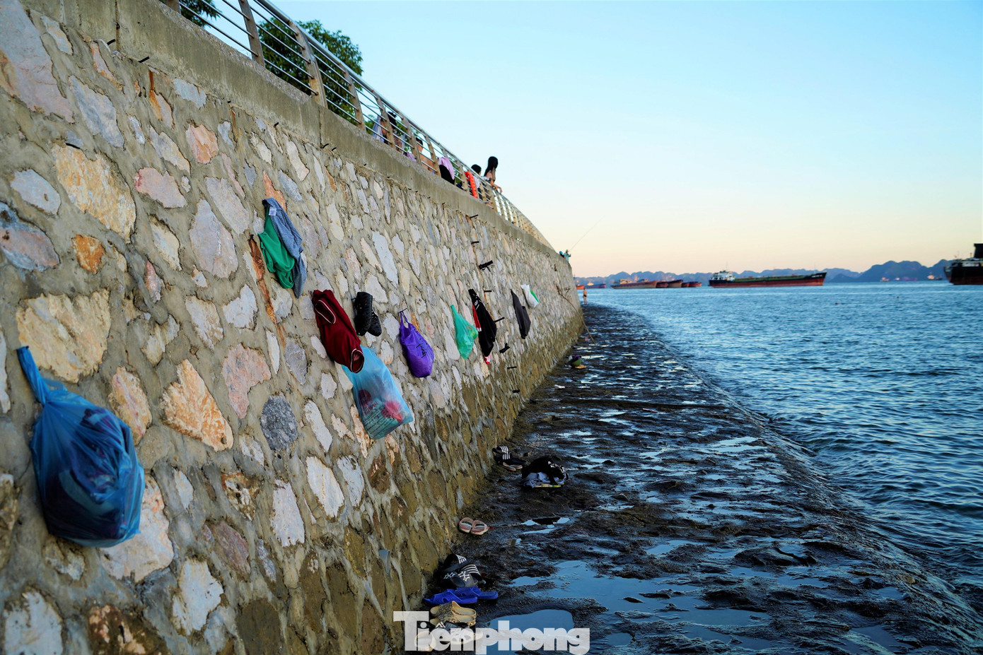 Thành phố Hạ Long đã dùng nhiều biện pháp để ngăn chặn người dân tắm ở những bãi tắm tự phát như tuyên truyền, cắm biển cấm hoặc xử phạt hành chính nhưng tình trạng "tắm chui" vẫn diễn ra bất chấp nguy hiểm rình rập. Thành phố Hạ Long đã dùng nhiều biện pháp để ngăn chặn người dân tắm ở những bãi tắm tự phát như tuyên truyền, cắm biển cấm hoặc xử phạt hành chính nhưng tình trạng "tắm chui" vẫn diễn ra bất chấp nguy hiểm rình rập.