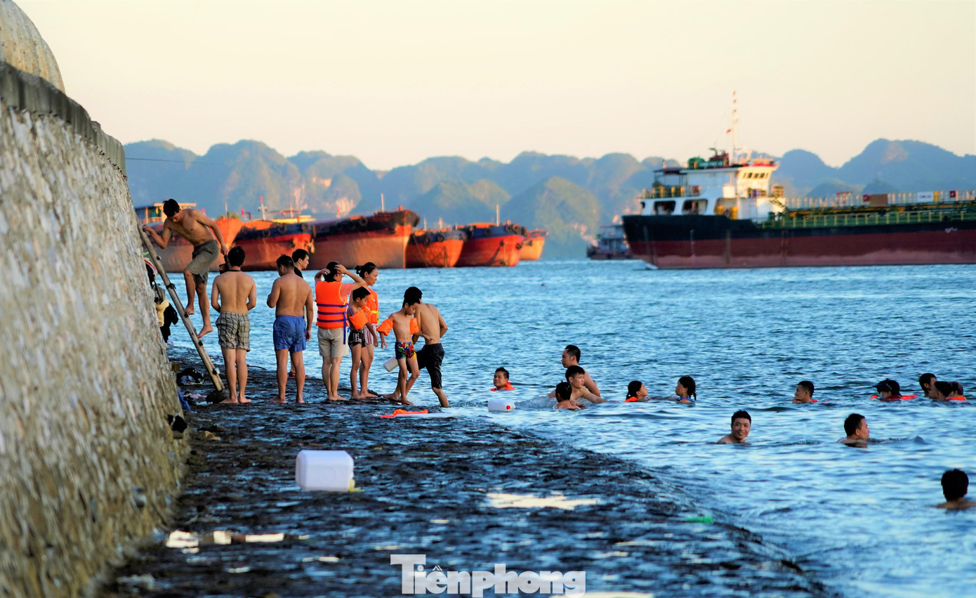 Mỗi ngày, Hạ Long vẫn có hàng nghìn người tắm ở những bãi tắm tự phát. Mỗi ngày, Hạ Long vẫn có hàng nghìn người tắm ở những bãi tắm tự phát.