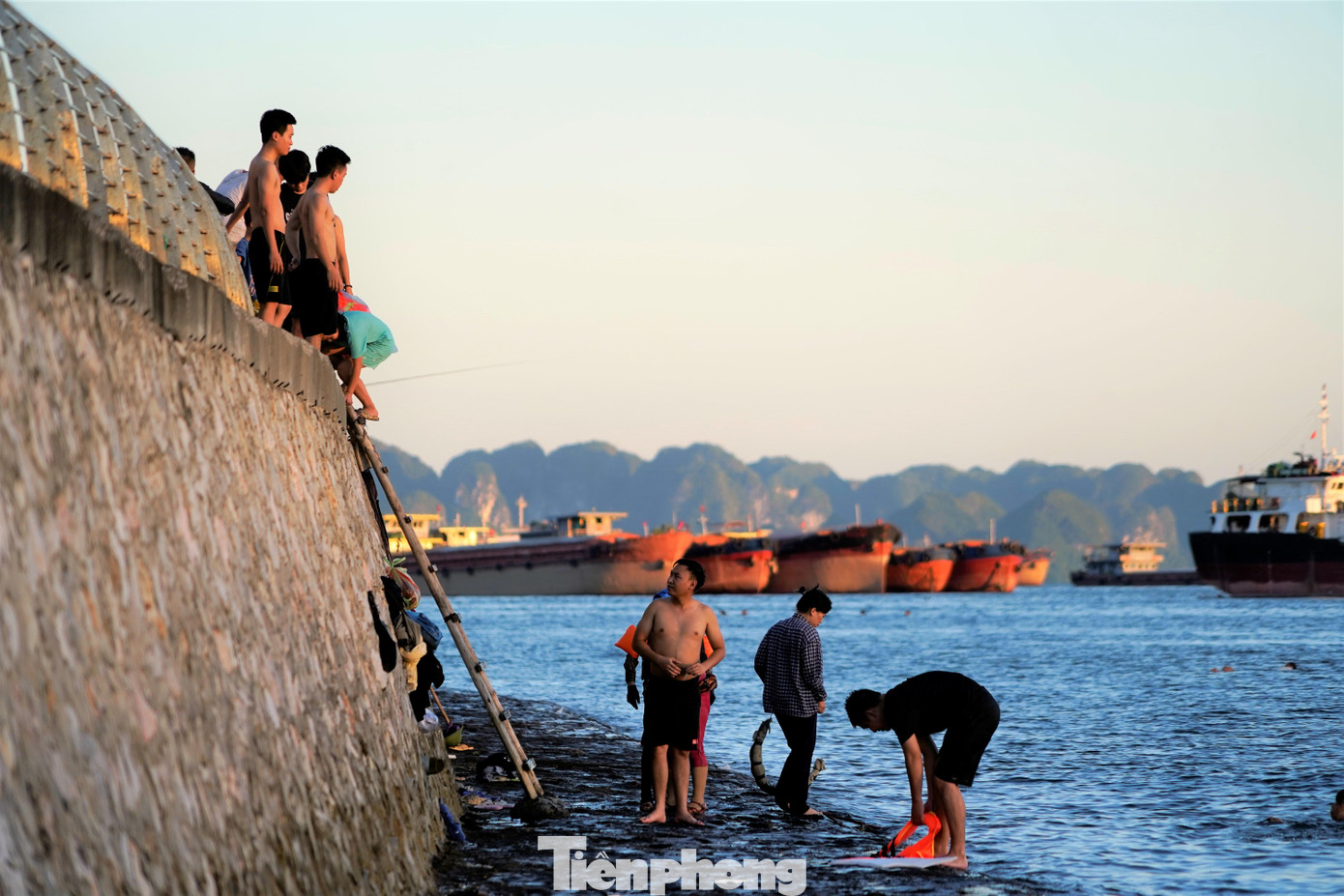 "Tắm ở đây thích hơn nhiều tắm ở bãi biển Hòn Gai. Nước biển ở đây vừa sạch, sâu và nhất là không phải chen chúc, chung đụng với ai khi ngụp lặn", anh H.H.N cư dân phường Hòn Gai nói. "Tắm ở đây thích hơn nhiều tắm ở bãi biển Hòn Gai. Nước biển ở đây vừa sạch, sâu và nhất là không phải chen chúc, chung đụng với ai khi ngụp lặn", anh H.H.N cư dân phường Hòn Gai nói.