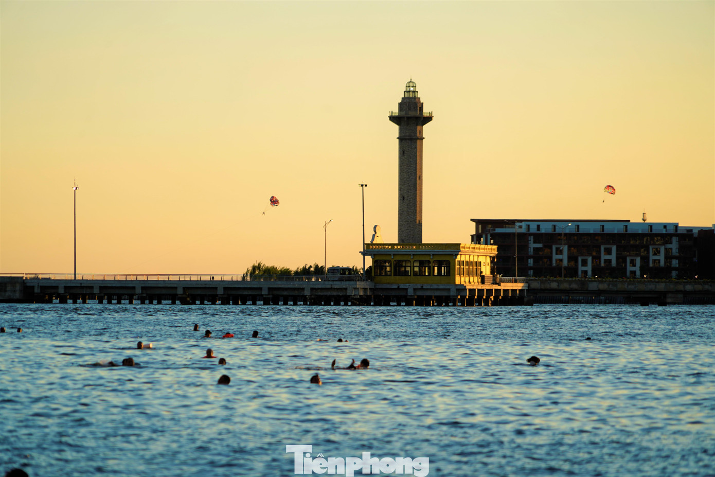 Nhiều người bơi rất xa bờ, vô tư bơi vào khu vực lưu thông của luồng hàng hải quốc tế. Nhiều người bơi rất xa bờ, vô tư bơi vào khu vực lưu thông của luồng hàng hải quốc tế.