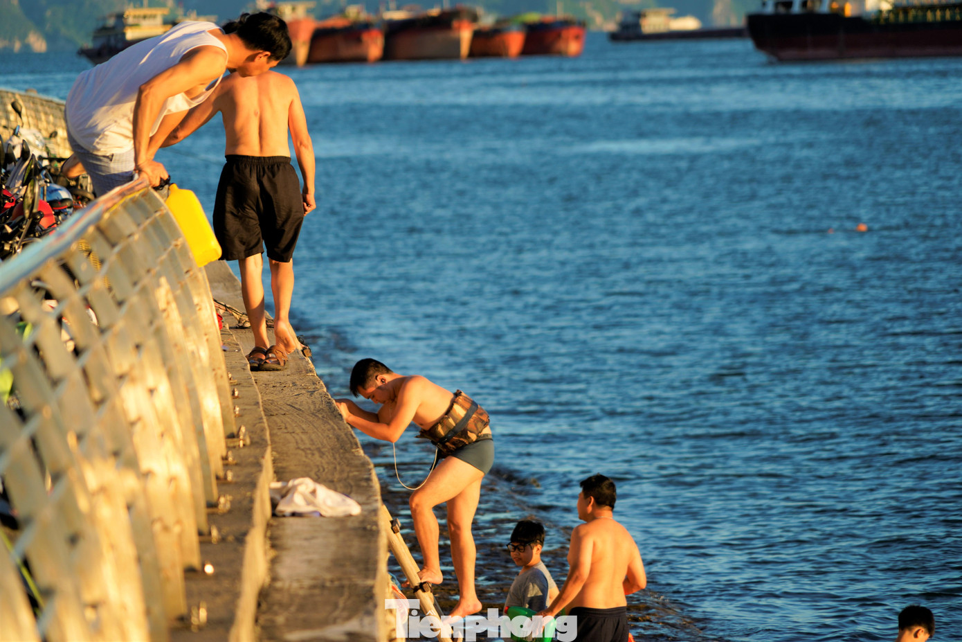 Được xây dựng kè đá dựng đứng cao hơn 3 mét cùng lan can kiên cố nhưng người dân các phường Hòn Gai, Yết Kiêu, Bạch Đằng... vẫn bất chấp leo trèo để tắm biển. Được xây dựng kè đá dựng đứng cao hơn 3 mét cùng lan can kiên cố nhưng người dân các phường Hòn Gai, Yết Kiêu, Bạch Đằng... vẫn bất chấp leo trèo để tắm biển.