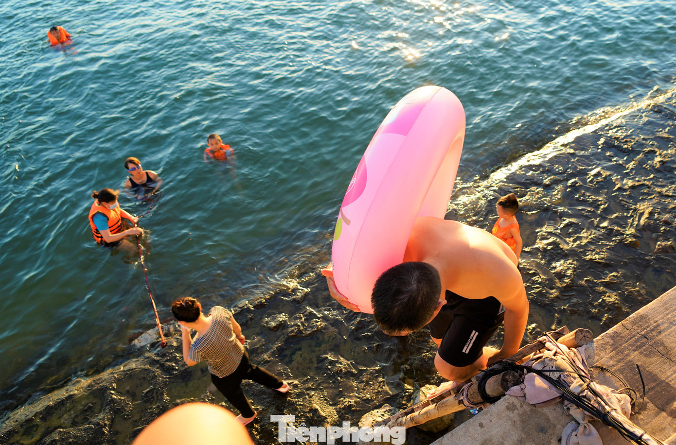 Với chiếc thang tự chế thô sơ, hàng trăm người vô tư sử dụng để xuống tắm biển mặc cho ngay trên bờ được cắm biển "Khu vực nguy hiểm, cấm tắm". Với chiếc thang tự chế thô sơ, hàng trăm người vô tư sử dụng để xuống tắm biển mặc cho ngay trên bờ được cắm biển "Khu vực nguy hiểm, cấm tắm".