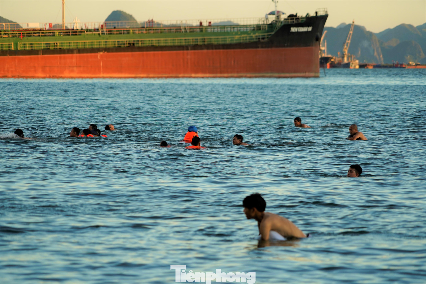 Nhiều vụ đuối nước thương tâm đã xảy ra tại khu vực này. Thậm chí đã có trường hợp bị xuồng máy cán qua người khiến nạn nhân tử vong nhưng người dân vẫn bất chấp xuống tắm. Nhiều vụ đuối nước thương tâm đã xảy ra tại khu vực này. Thậm chí đã có trường hợp bị xuồng máy cán qua người khiến nạn nhân tử vong nhưng người dân vẫn bất chấp xuống tắm.