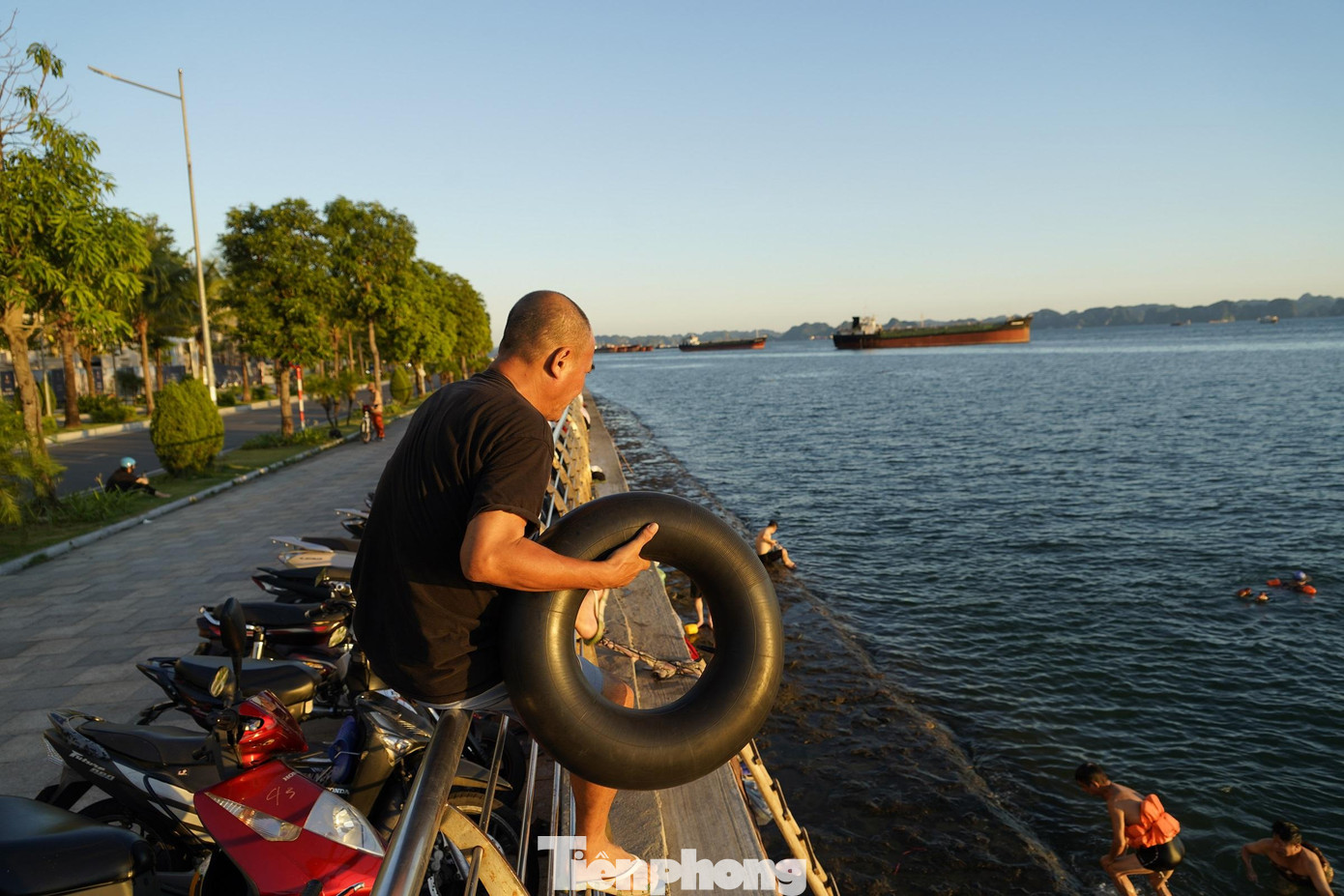 Thời điểm chiều về cũng là lúc người dân đổ ra bãi tắm tự phát này. Thời điểm chiều về cũng là lúc người dân đổ ra bãi tắm tự phát này.