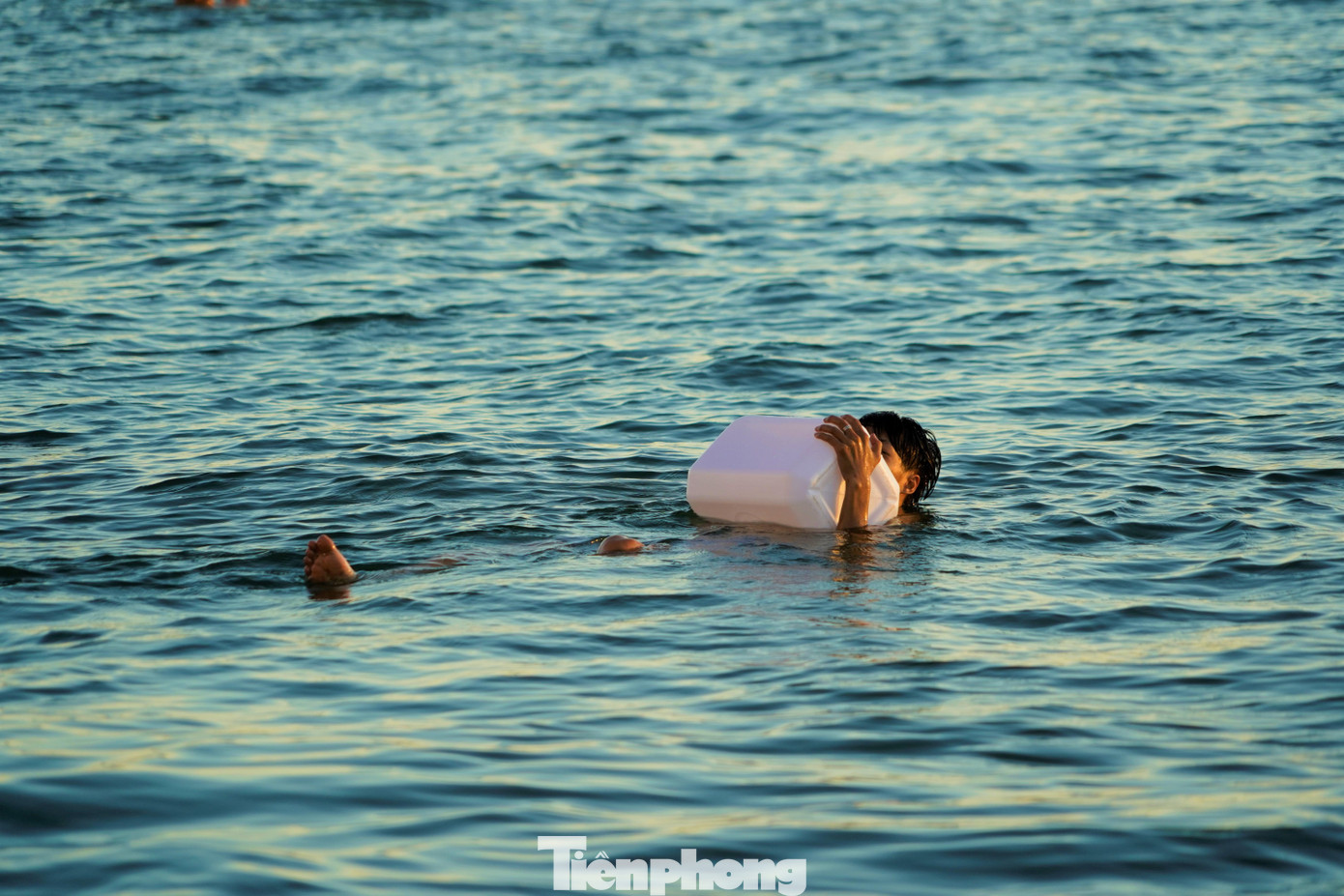 Chỉ cần 1 chiếc can nhựa làm phao, người dân vô tư bơi lội trên vùng nước nguy hiểm. Chỉ cần 1 chiếc can nhựa làm phao, người dân vô tư bơi lội trên vùng nước nguy hiểm.