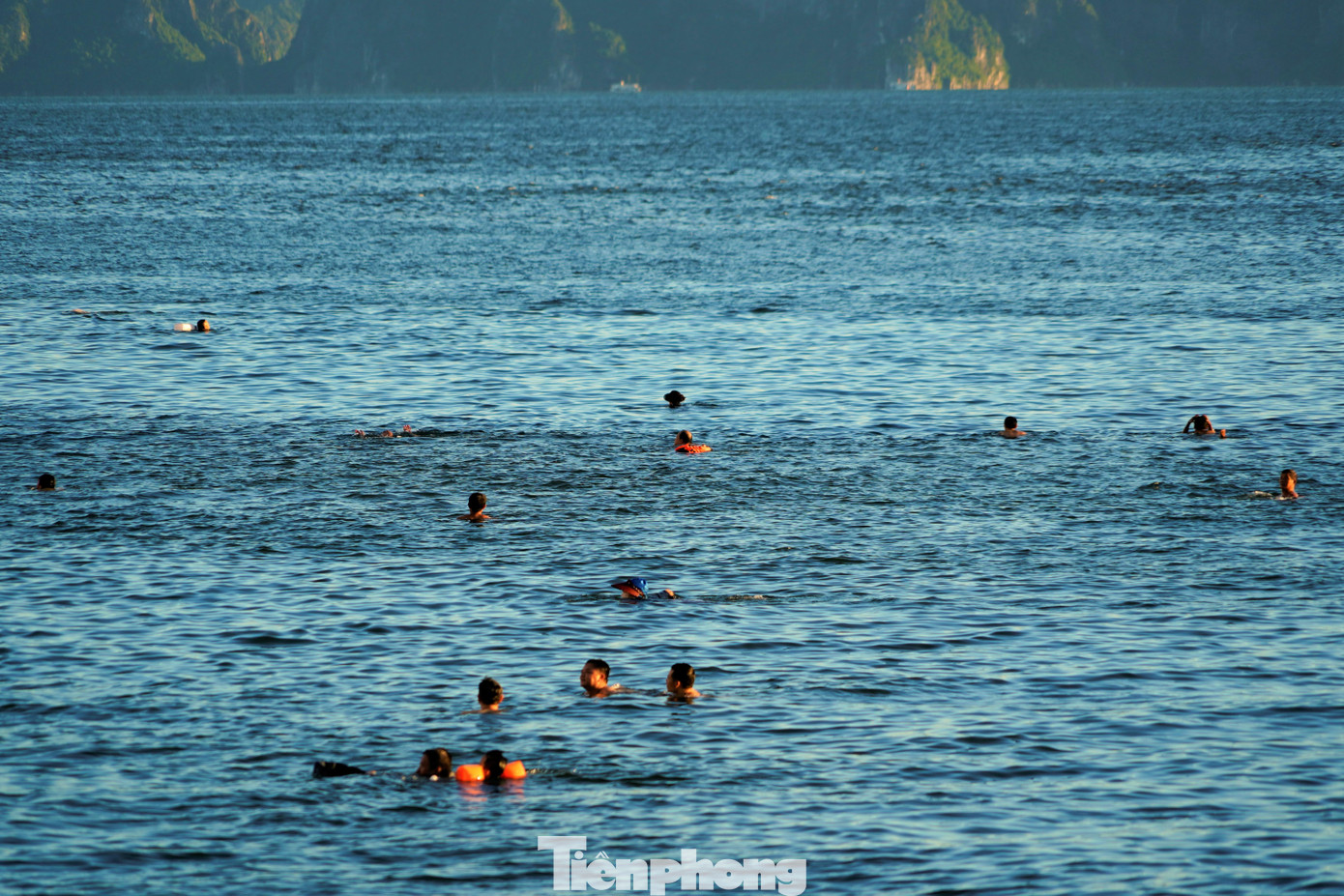 Khu vực này là luồng tuyến của đường thủy nội địa và hàng hải quốc tế ra vào cảng Cái Lân nên có nhiều tàu thuyền di chuyển qua lại rất nguy hiểm. Khu vực này là luồng tuyến của đường thủy nội địa và hàng hải quốc tế ra vào cảng Cái Lân nên có nhiều tàu thuyền di chuyển qua lại rất nguy hiểm.