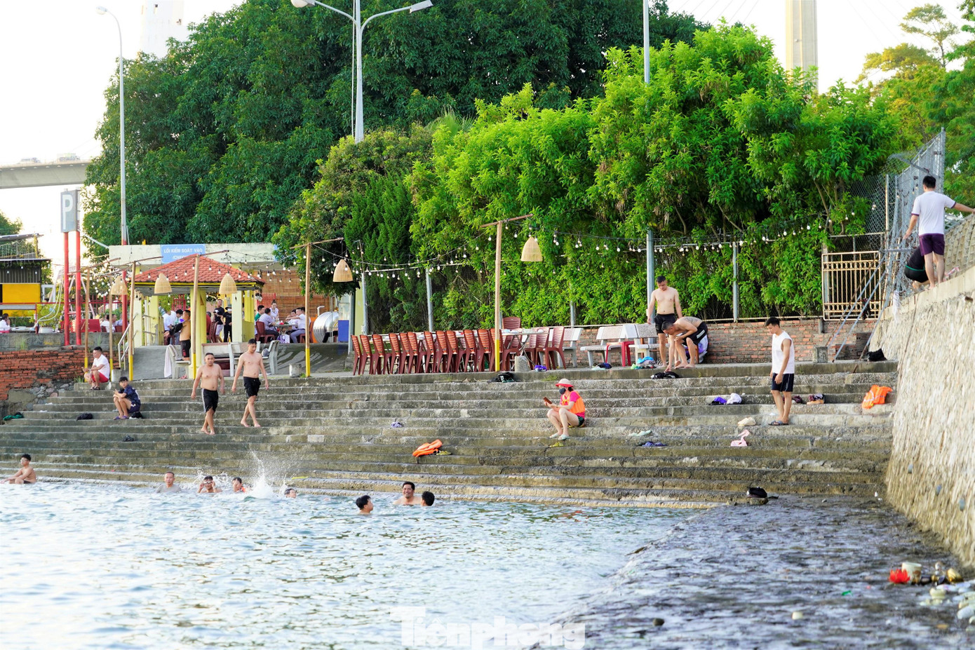 Mặc dù nhận được rất nhiều khuyến cáo của chính quyền địa phương nhưng người dân vẫn phớt lờ lệnh cấm để "tắm chui". Mặc dù nhận được rất nhiều khuyến cáo của chính quyền địa phương nhưng người dân vẫn phớt lờ lệnh cấm để "tắm chui".