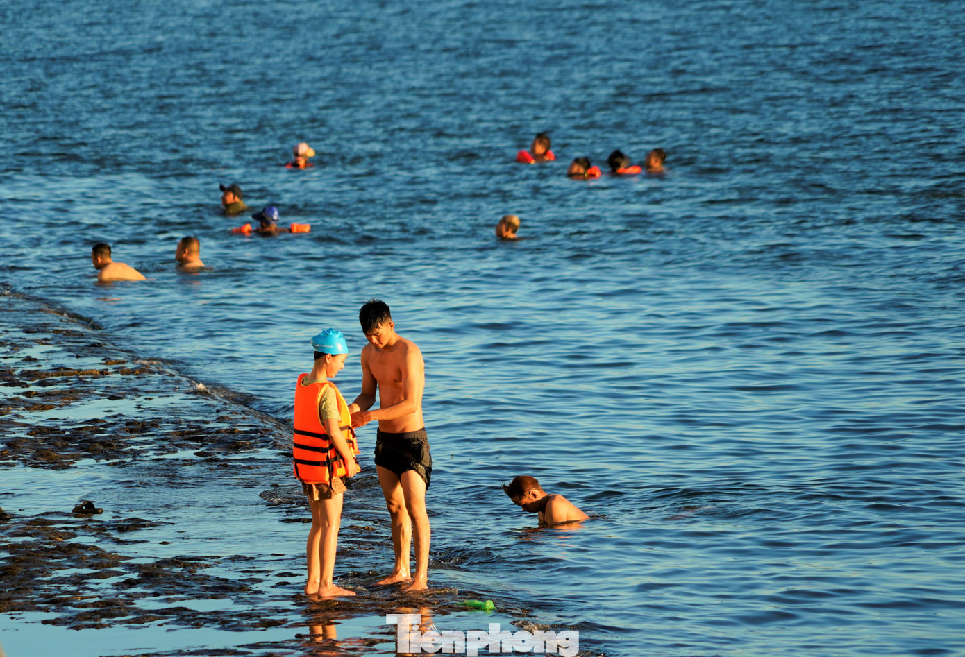 Trẻ em cũng được người lớn cho đi "vượt rào", trèo thang để "tắm chui". Trẻ em cũng được người lớn cho đi "vượt rào", trèo thang để "tắm chui".