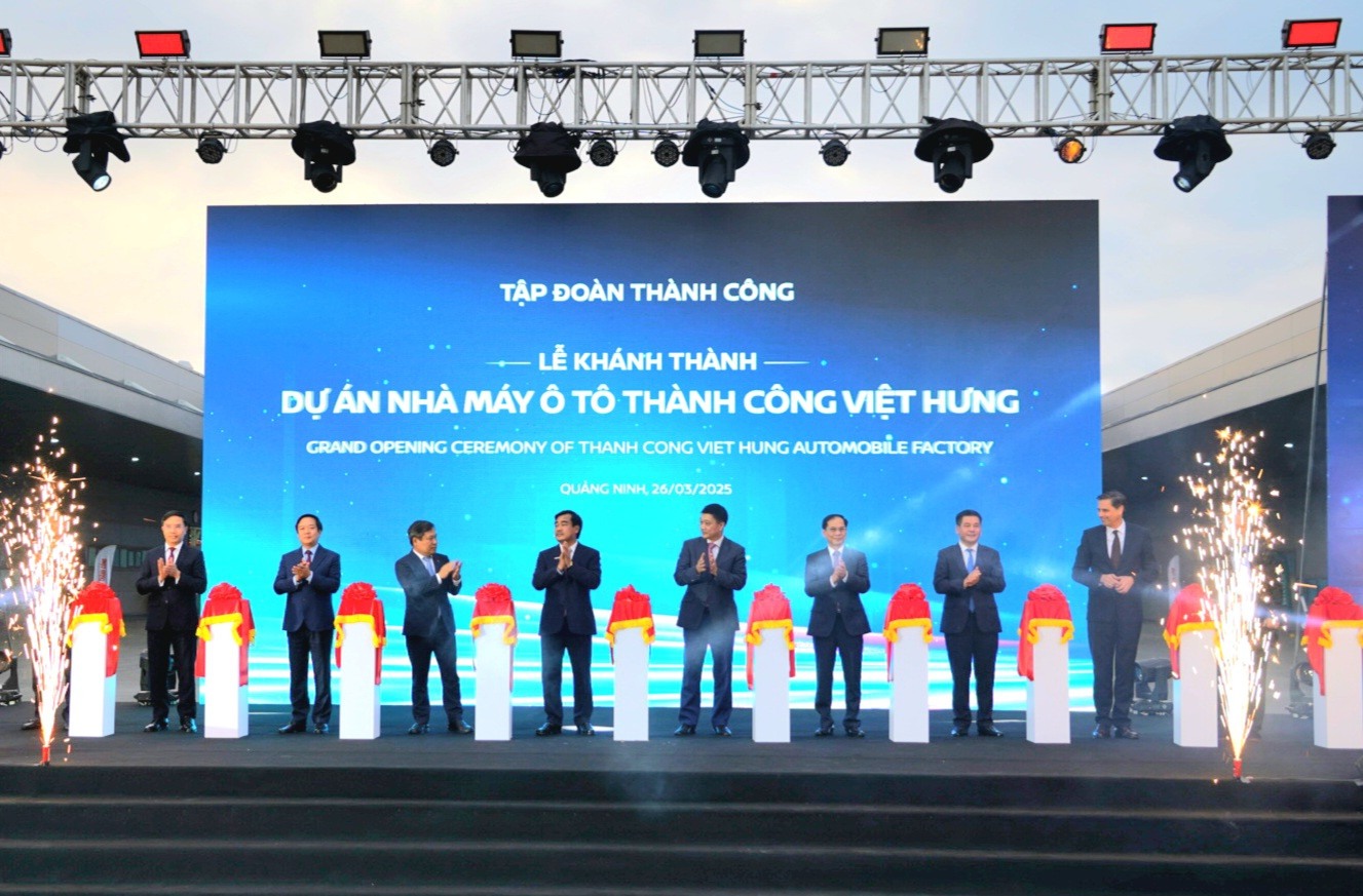 Các đại biểu cắt băng khánh thành nhà máy sản xuất ô tô đầu tiên của Quảng Ninh.