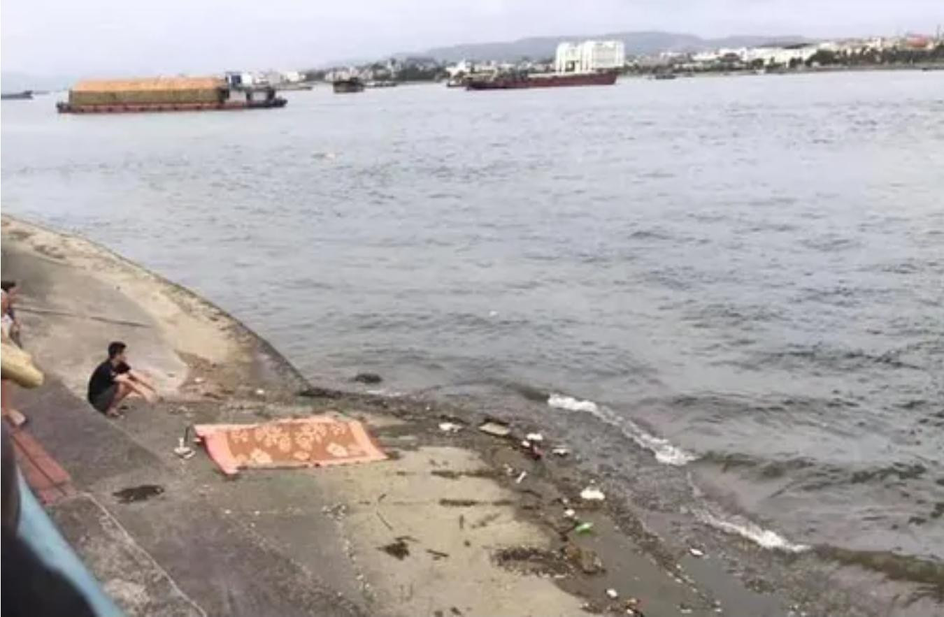 Vụ việc xảy ra chiều 11/4 khi người dân phát hiện nam thanh niên nhảy cầu Bãi Cháy Vụ việc xảy ra chiều 11/4 khi người dân phát hiện nam thanh niên nhảy cầu Bãi Cháy