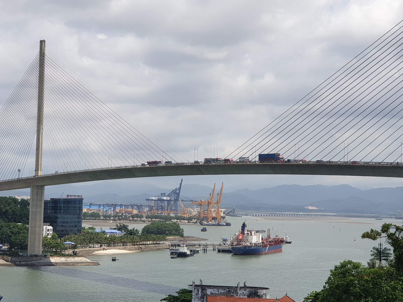 Độ cao của cầu Bãi Cháy thành nơi lý tưởng của những người có ý định nhảy cầu tự vẫn nhiều năm nay Độ cao của cầu Bãi Cháy thành nơi lý tưởng của những người có ý định nhảy cầu tự vẫn nhiều năm nay