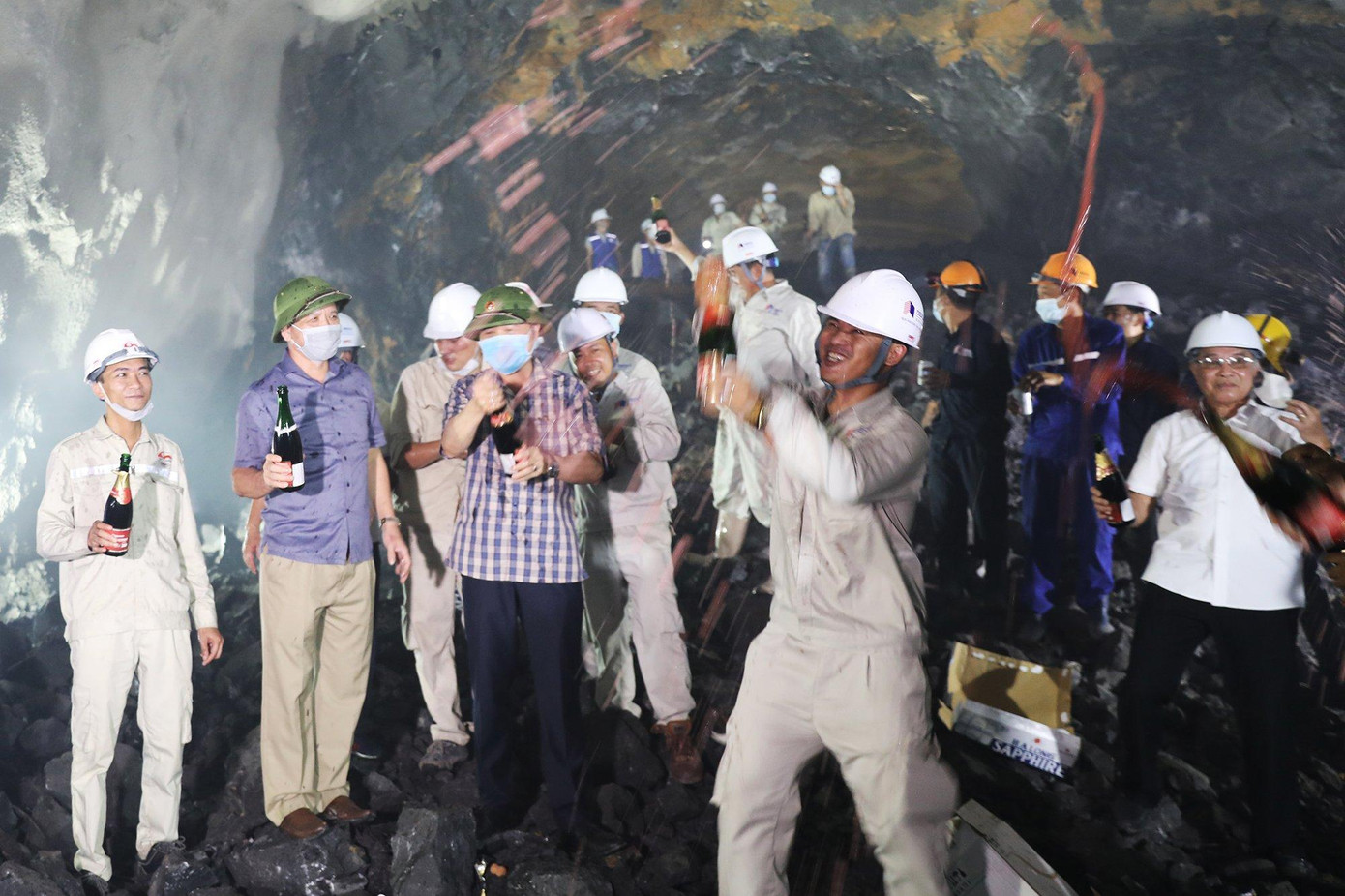 Trong quá trình tổ chức thi công, nhà thầu gặp tương đối nhiều khó khăn. Cụ thể, đường hầm đi xuyên qua núi đá vôi, có nhiều hang caster, đá không liền khối... Trong quá trình tổ chức thi công, nhà thầu gặp tương đối nhiều khó khăn. Cụ thể, đường hầm đi xuyên qua núi đá vôi, có nhiều hang caster, đá không liền khối...