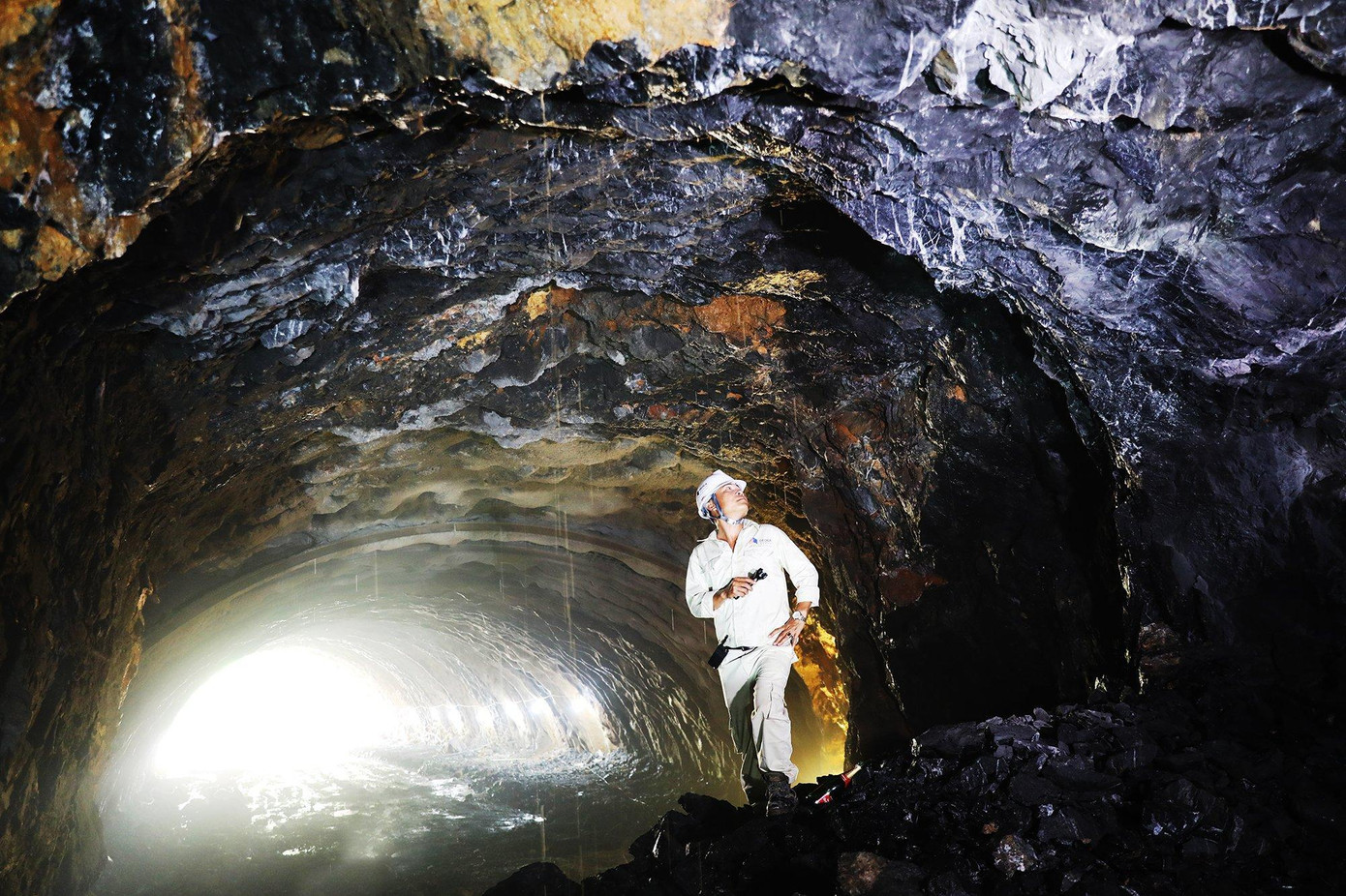 Để đảm bảo tiến độ công trình, nhà thầu đã bổ sung, nâng cấp thiết bị, tổ chức thi công đồng bộ cả 2 phía hầm, trong cả 3 ca liên tục. Để đảm bảo tiến độ công trình, nhà thầu đã bổ sung, nâng cấp thiết bị, tổ chức thi công đồng bộ cả 2 phía hầm, trong cả 3 ca liên tục.