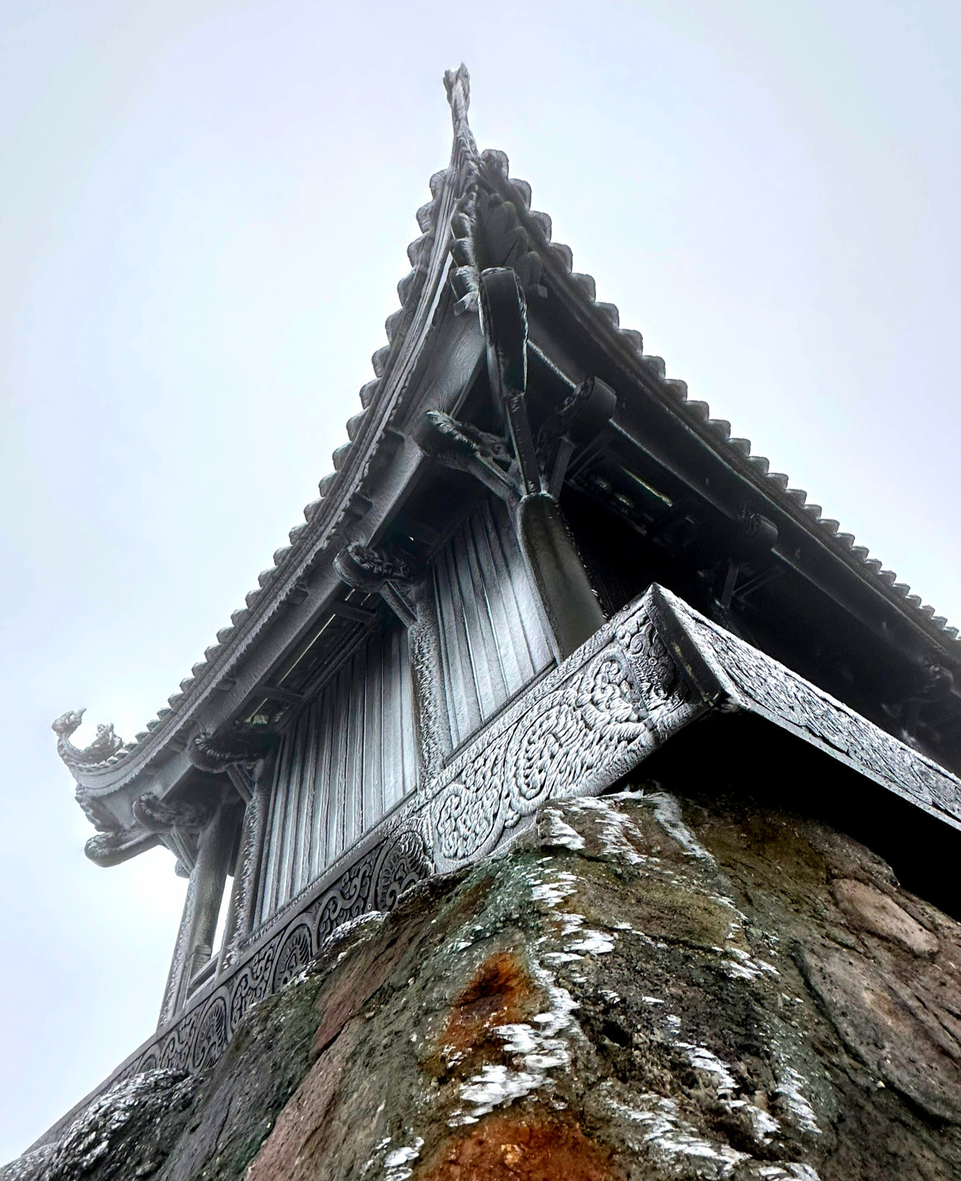 Chùa Đồng đang chuyển dần thành màu trắng sau khi băng tuyết xuất hiện.