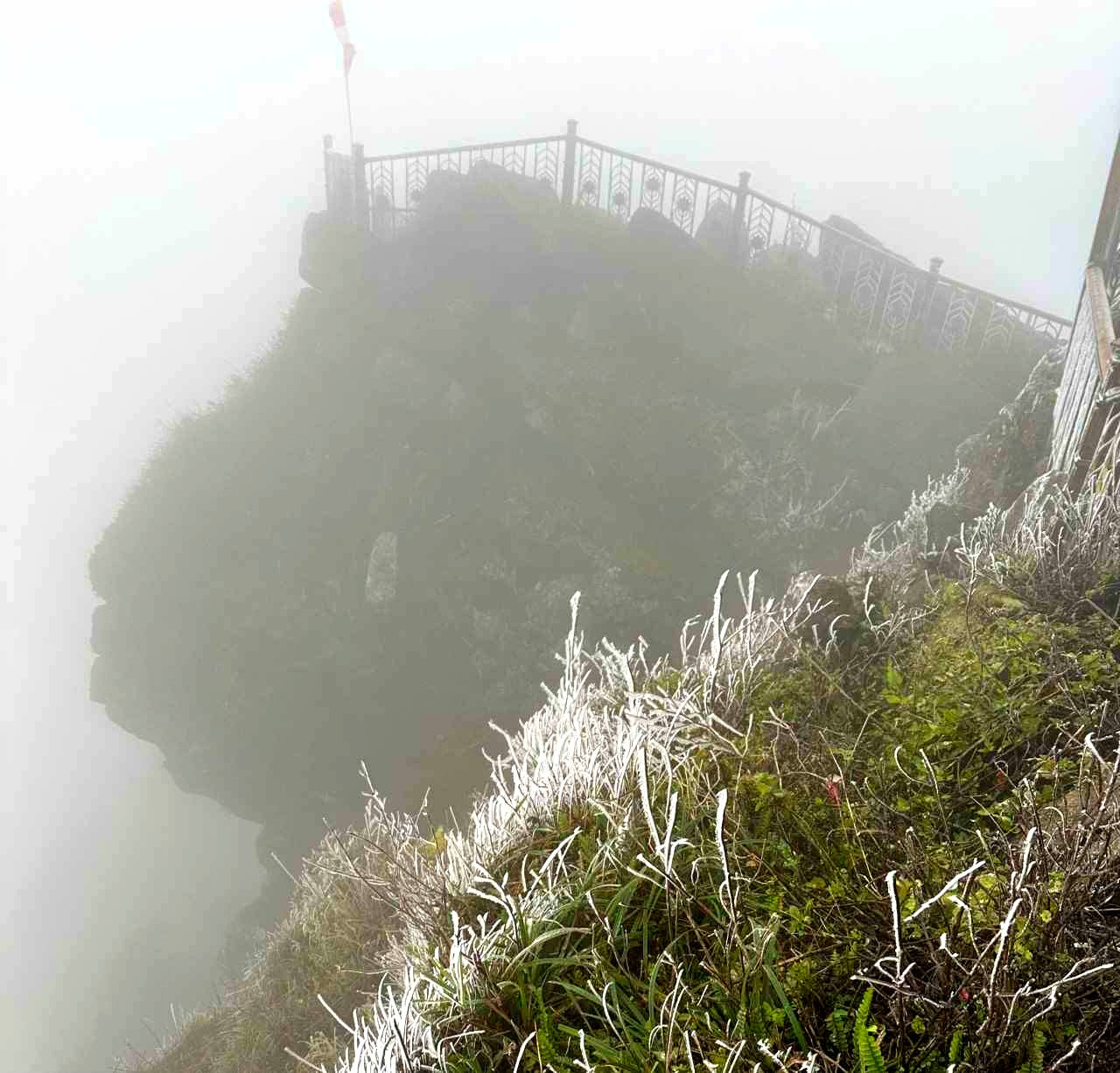Hàng năm, chùa Đồng núi Yên Tử sẽ xuất hiện băng tuyết vài lần.