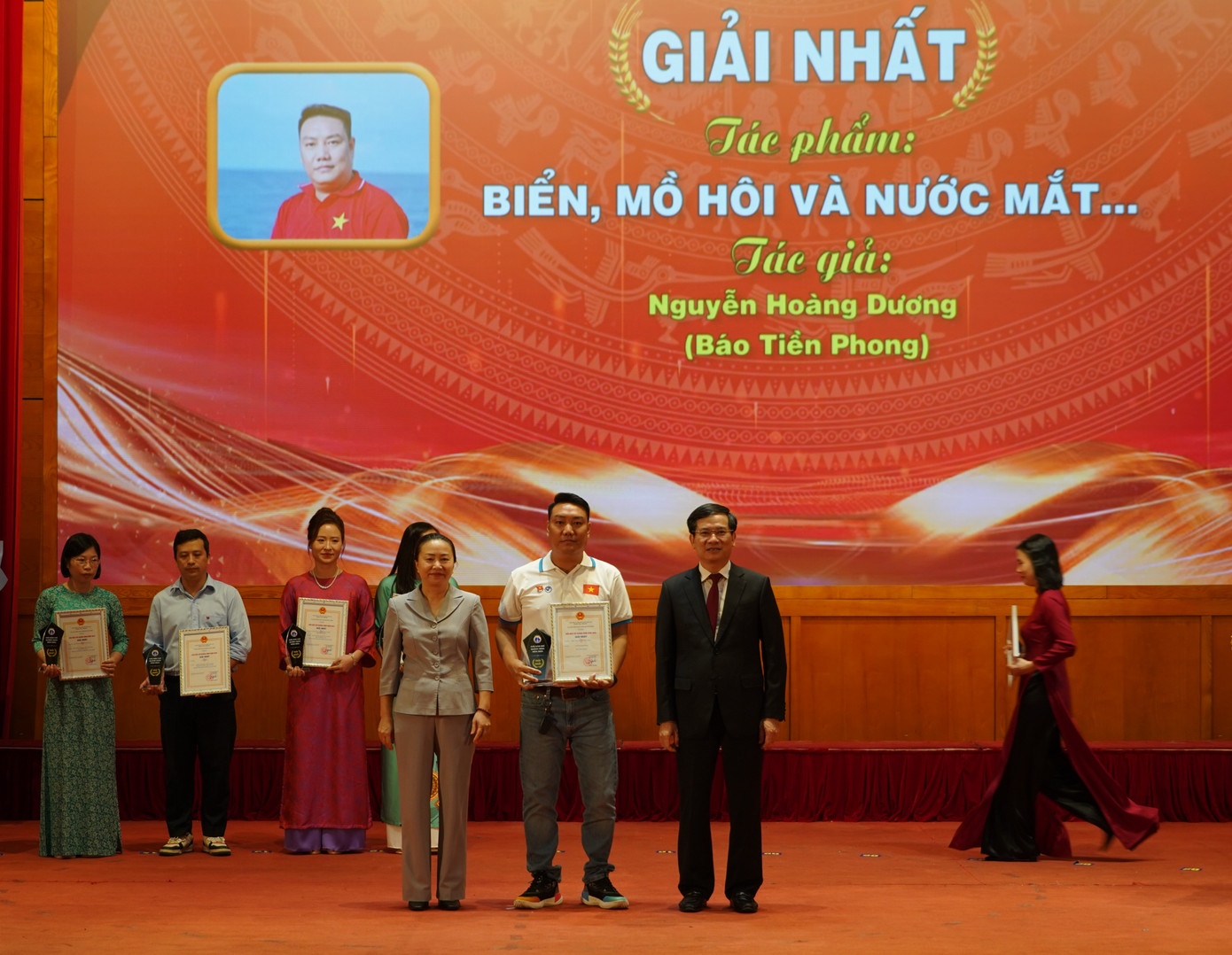 Phóng viên Hoàng Dương, Văn phòng Đông Bắc Bộ Báo Tiền Phong đoạt giải nhất Giải báo chí Quảng Ninh năm 2024.