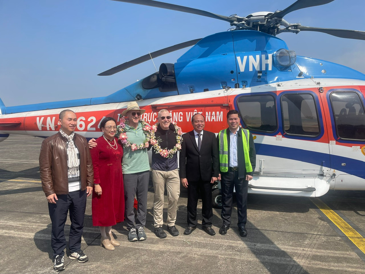 Lãnh đạo địa phương đến tặng hoa, chào mừng hai triệu phú đến Quảng Ninh.