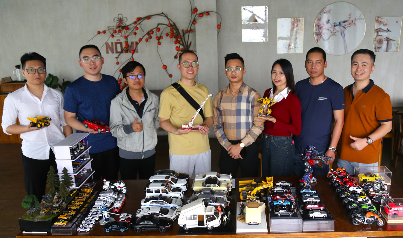 Mặc dù bộ sưu tập chưa thực sự lớn nhưng được gặp nhau trò chuyện, trao đổi, chia sẻ kinh nghiệm khiến họ thỏa đam mê và họ vẫn nói vui với nhau: Tuy nghiện nhưng lành mạnh". Mặc dù bộ sưu tập chưa thực sự lớn nhưng được gặp nhau trò chuyện, trao đổi, chia sẻ kinh nghiệm khiến họ thỏa đam mê và họ vẫn nói vui với nhau: Tuy nghiện nhưng lành mạnh".