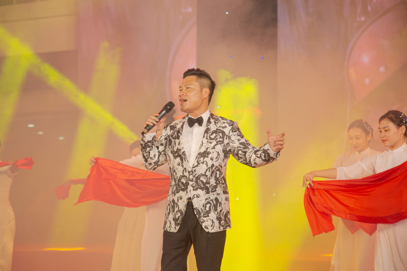 Những tiết mục văn nghệ đặc sắc tại chương trình vinh danh 60 đảng viên trẻ làm kinh tế giỏi.