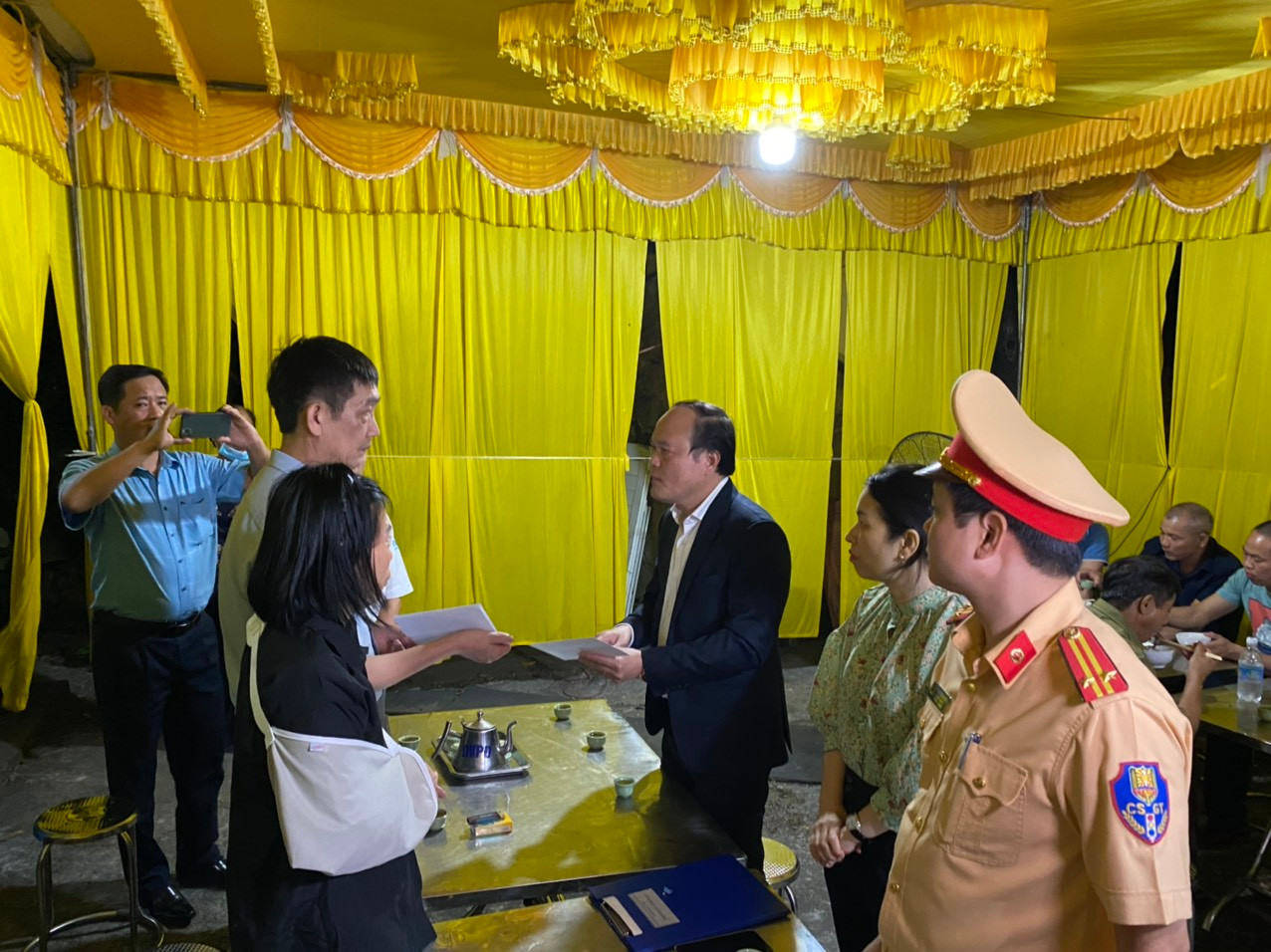 Phó Ban Thường trực Ban ATGT tỉnh Quảng Ninh Hoàng Quang Hải thăm hỏi, động viên và hỗ trợ các gia đình nạn nhân.