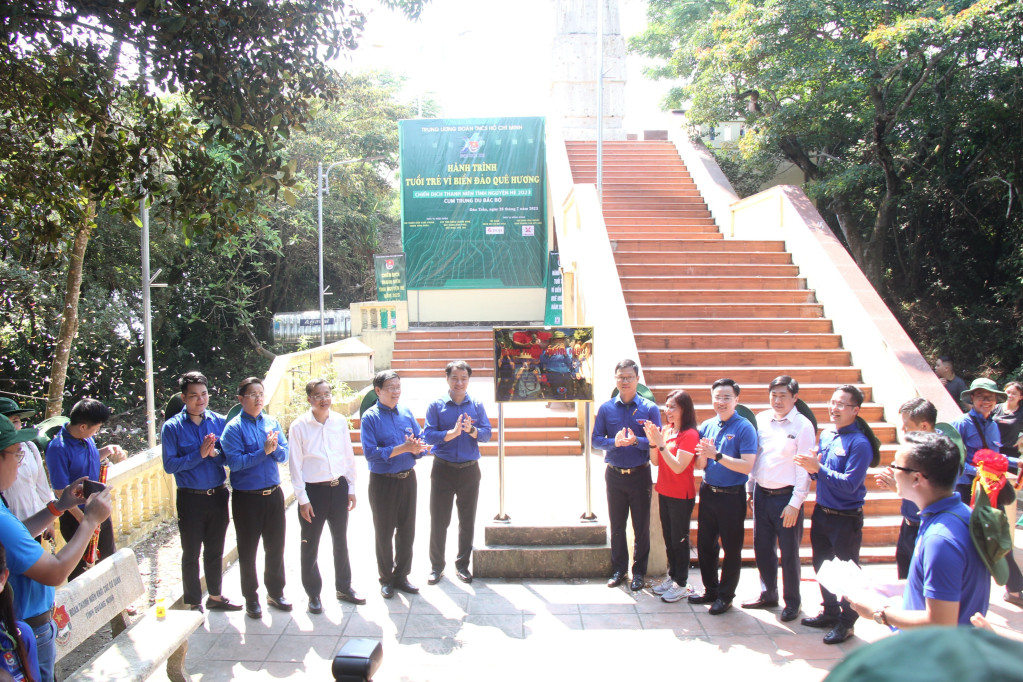 Gắn biển công trình Sửa chữa các hạng mục và lắp đặt Hệ thống đèn chiếu sáng tại cột cờ chủ quyền Tổ quốc Đảo Trần - Đảo Thanh niên.