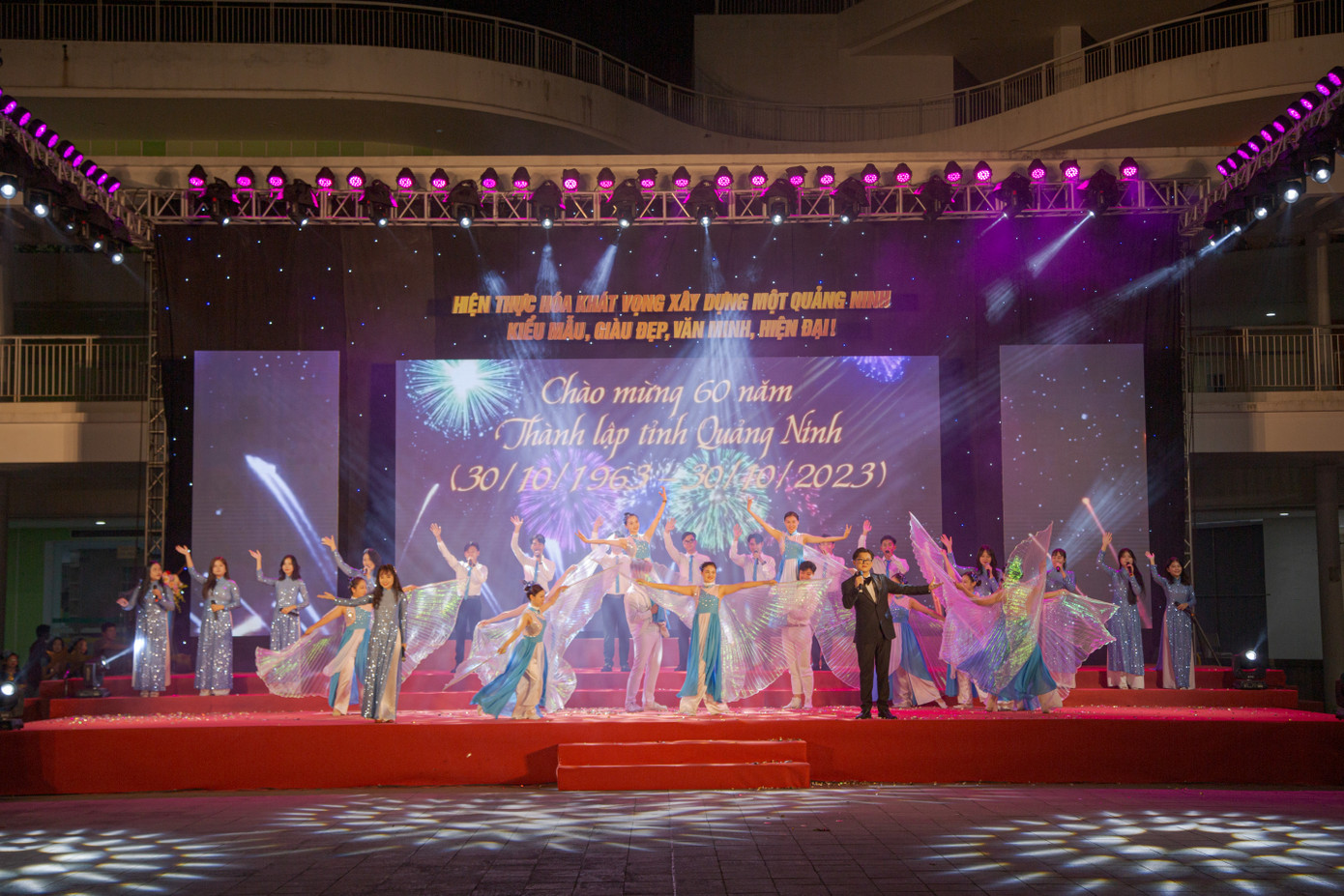 Chương trình tuyên dương 60 đảng viên trẻ làm kinh tế giỏi.