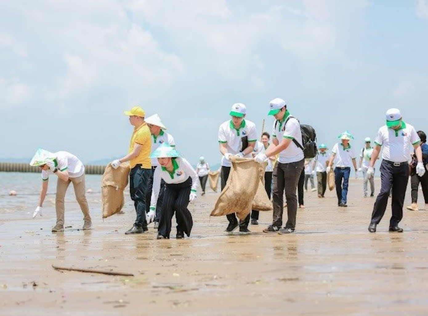 Hàng chục khối rác đã được các đại biểu thu gom trên vịnh Hạ Long.