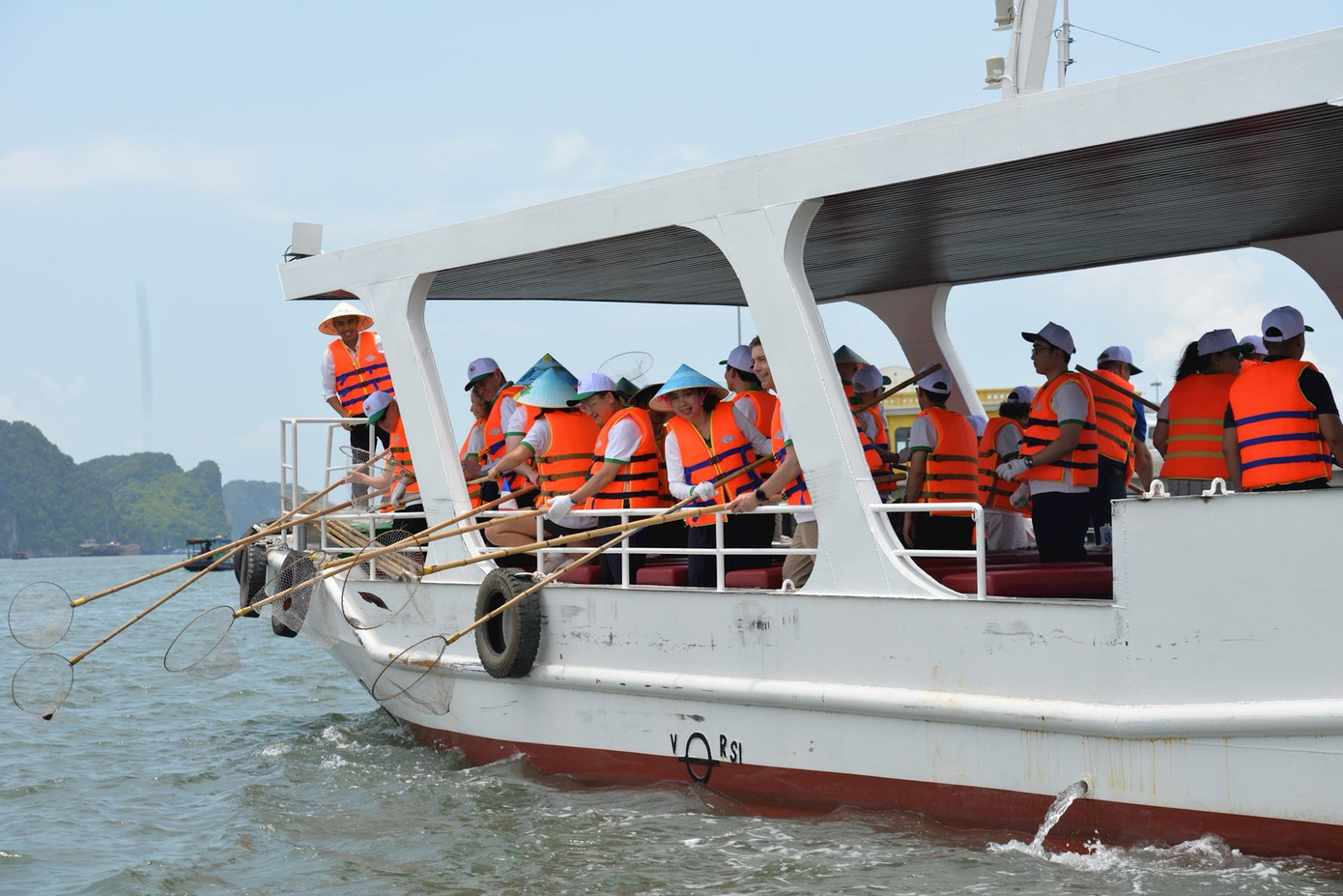 Đại sứ các nước châu Âu vớt rác trôi nổi trên vịnh Hạ Long.