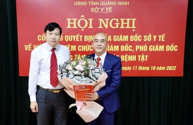 Ông Nguyễn Minh Tuấn, Phó Giám đốc Sở Y tế trao quyết định bổ nhiệm chức vụ Giám đốc CDC Quảng Ninh cho ông Vũ Quyết Thắng (bên phải).