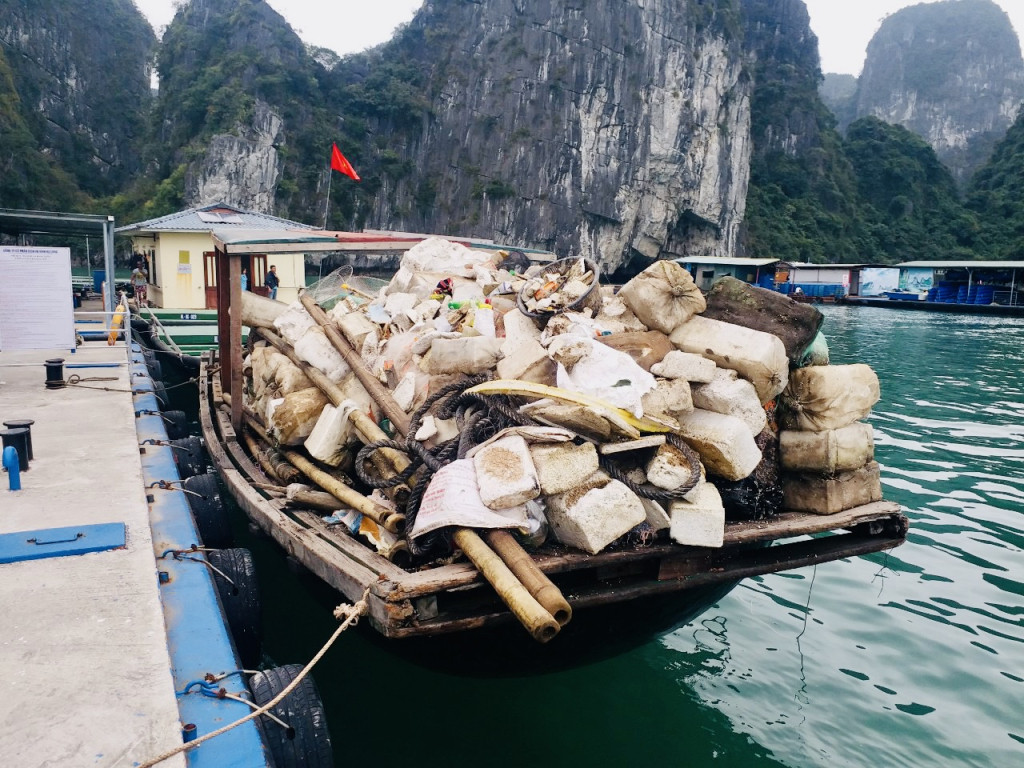 Theo ước tính, mỗi ngày lực lượng vớt rác vớt được hàng chục tấn phao xốp trên vịnh Hạ Long. Số phao xốp này sẽ được tập kết vào bờ và mang đi xử lý theo quy định.