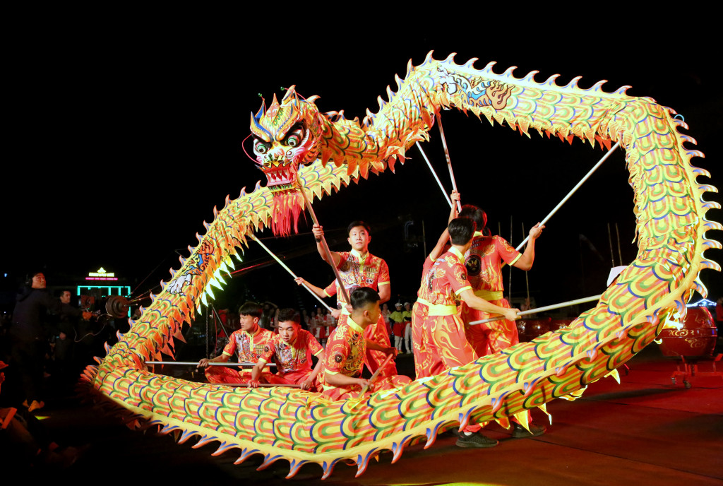 Nhiều tiết mục độc đáo được các nghệ sỹ biểu diễn trên đường phố cùng sự reo hò cổ vũ của khán giả tạo nên một không khí lễ hội tưng bừng. Nhiều tiết mục độc đáo được các nghệ sỹ biểu diễn trên đường phố cùng sự reo hò cổ vũ của khán giả tạo nên một không khí lễ hội tưng bừng.