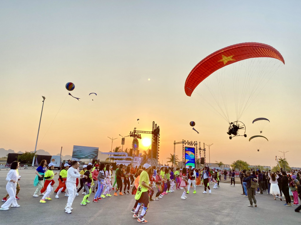 Tối 24/12, tại khu du lịch đảo Tuần Châu, TP Hạ Long (Quảng Ninh) đã diễn ra lễ hội Carnaval mùa đông Hạ Long 2022. Tối 24/12, tại khu du lịch đảo Tuần Châu, TP Hạ Long (Quảng Ninh) đã diễn ra lễ hội Carnaval mùa đông Hạ Long 2022.