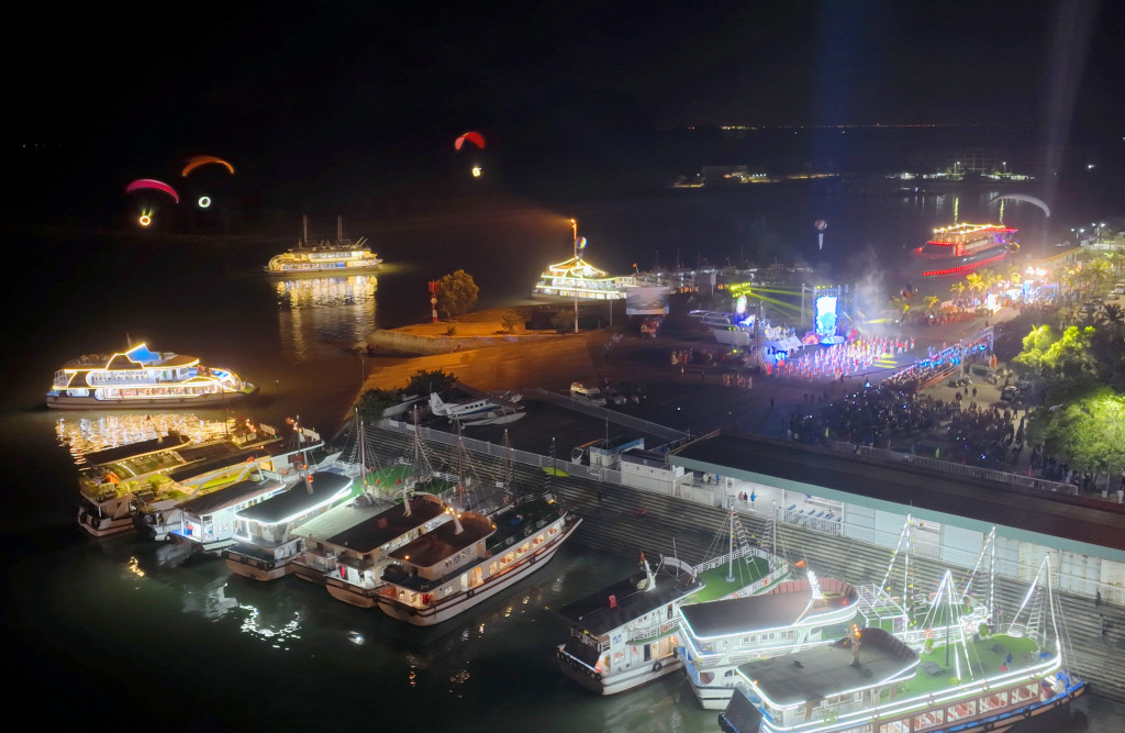 Bến tàu Quốc tế Tuần Châu rực sáng trong đêm lễ hội. Bến tàu Quốc tế Tuần Châu rực sáng trong đêm lễ hội.