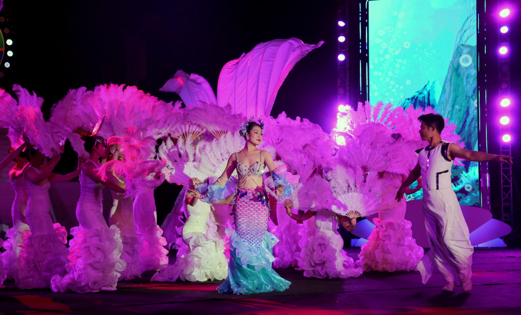 Những sắc màu lung linh huyền ảo được các nghệ sỹ mang đến lễ hội một cách sống động. Những sắc màu lung linh huyền ảo được các nghệ sỹ mang đến lễ hội một cách sống động.