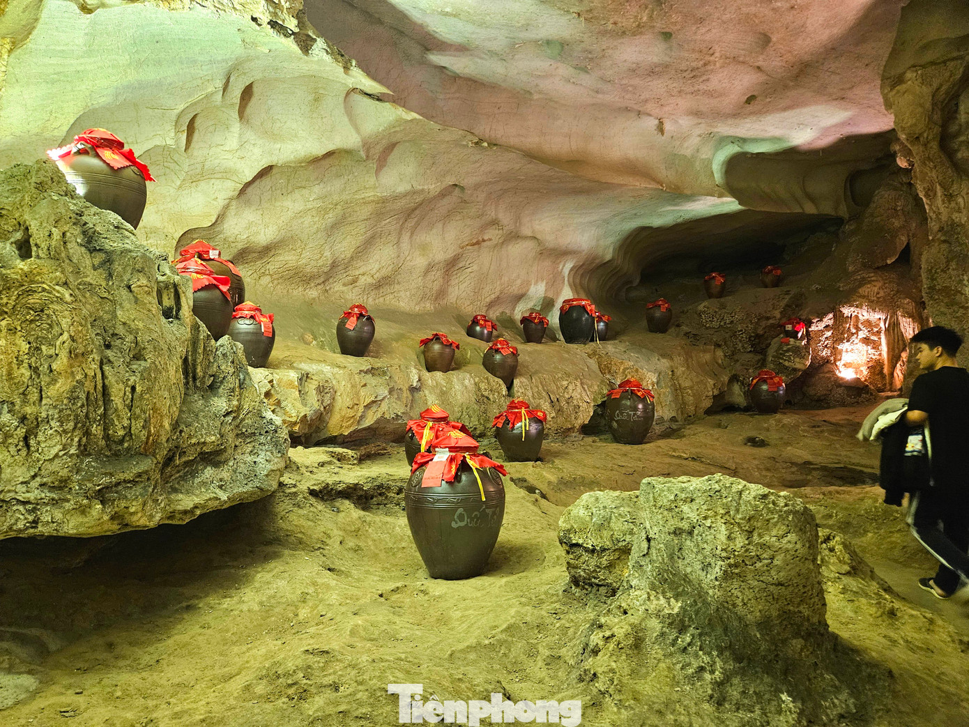 Ông Phạm Ngọc Thực - người có nhiều năm nghiên cứu văn hóa, lịch sử Quảng Ninh - cho biết, hệ thống 5 hang động trên bị chủ đầu tư tác động một cách thô bạo. Phải mất hàng trăm triệu năm để hình thành một hệ thống hang động độc đáo như vậy nhưng chỉ vài năm, họ đã biến hang động thành nhà hàng. Cần sớm có chế tài quản lý để có hướng khai thác hợp lý mà không tác động quá nhiều vào thiên nhiên.