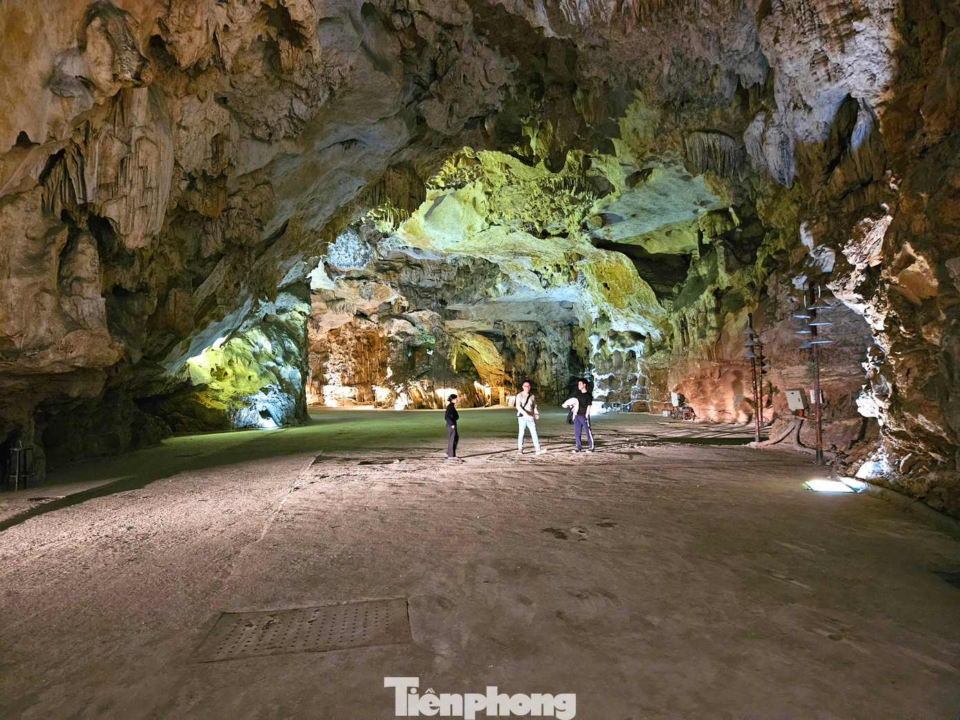 Doanh nghiệp đổ bê tông san bằng bề mặt hang động Cung Đình để biến nơi này thành nhà hàng, nhà hát. Doanh nghiệp đổ bê tông san bằng bề mặt hang động Cung Đình để biến nơi này thành nhà hàng, nhà hát.