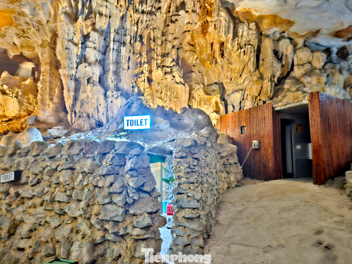 Doanh nghiệp quản lý còn xây cả nhà vệ sinh khép kín trong hang động để phục vụ thực khách.