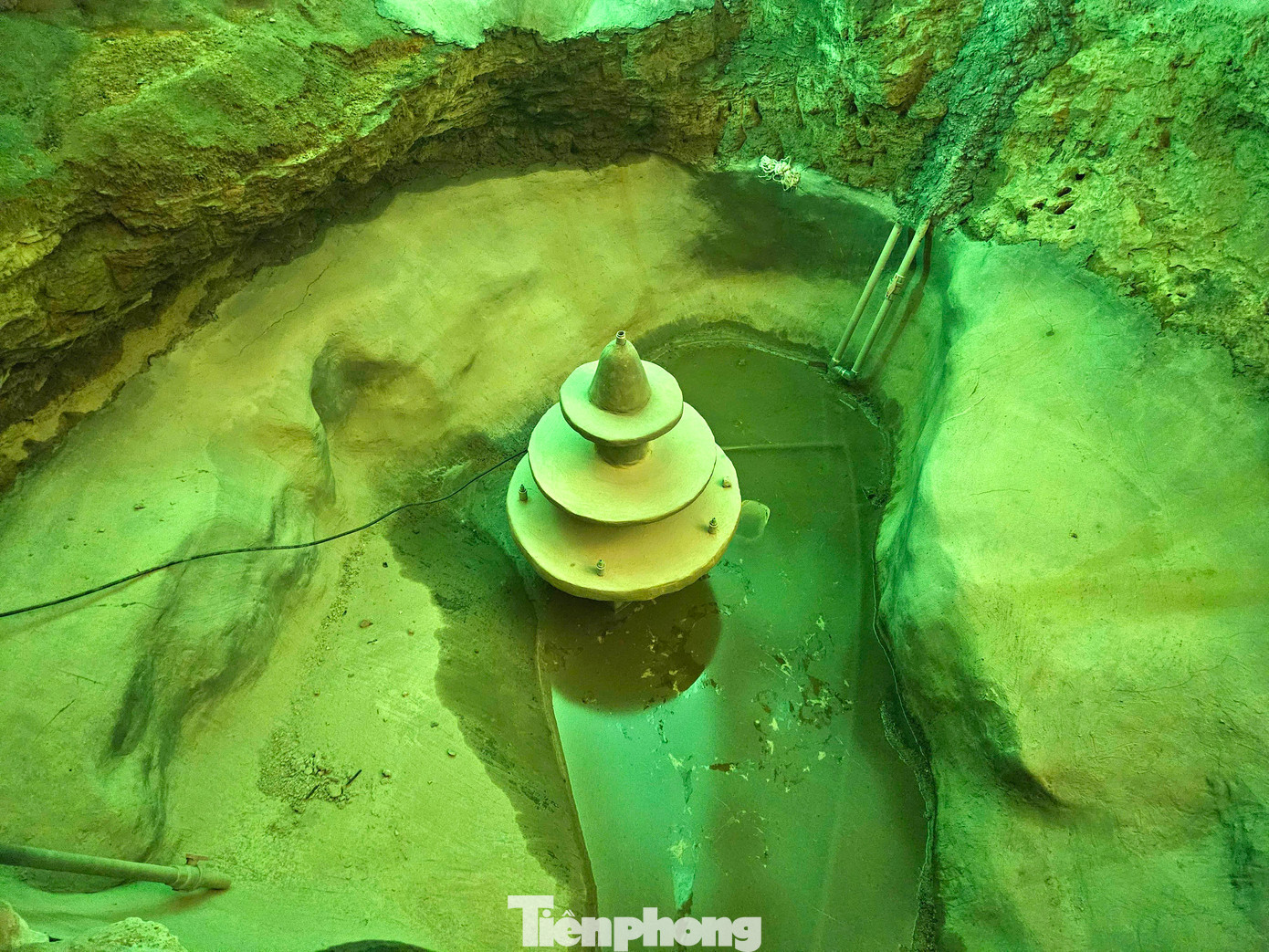 Chủ đầu tư còn làm cả đài phun nước trong động để tạo cảnh quan.