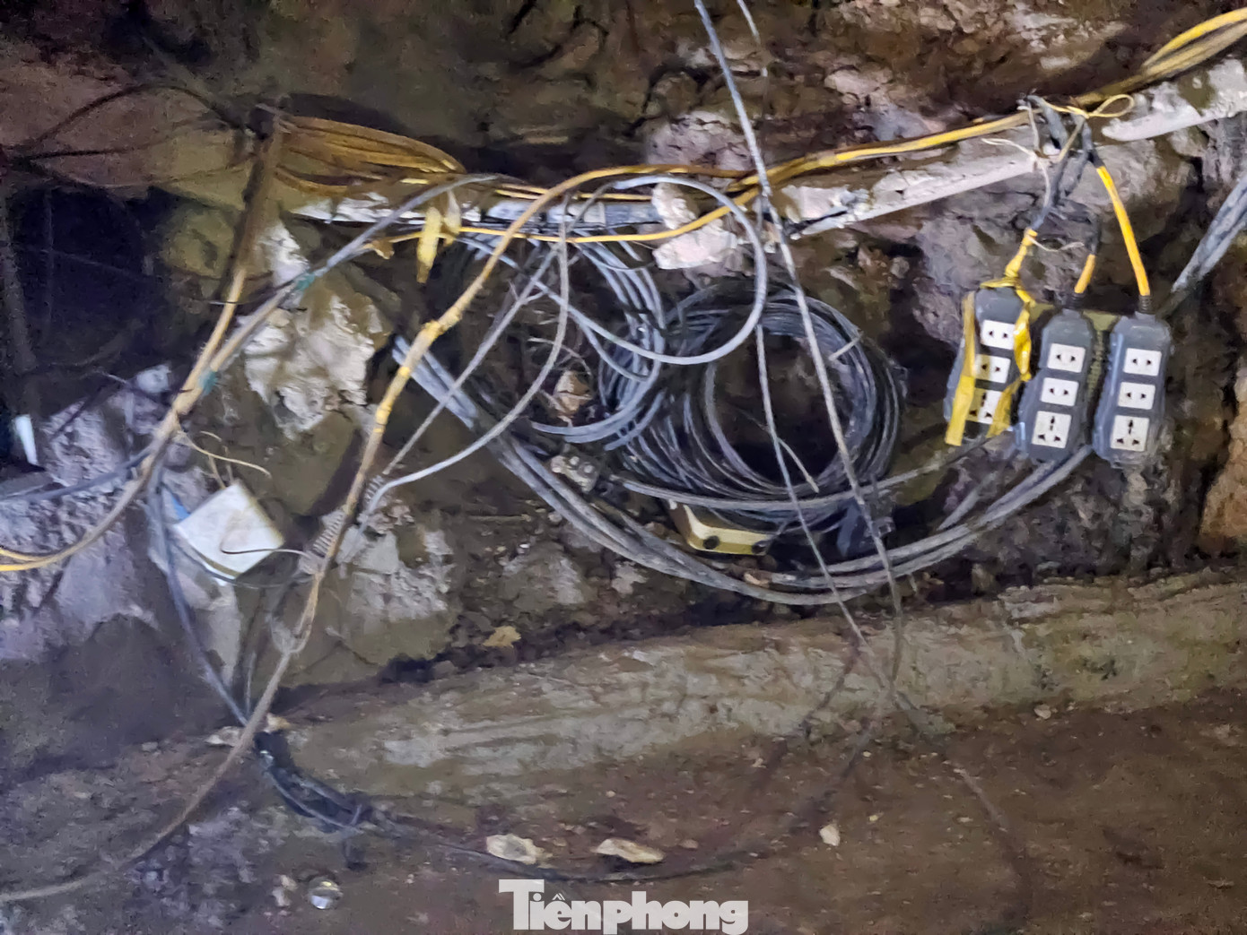 Hệ thống dây điện, ổ cắm chằng chịt phục vụ cho các bữa tiệc trong hang động.