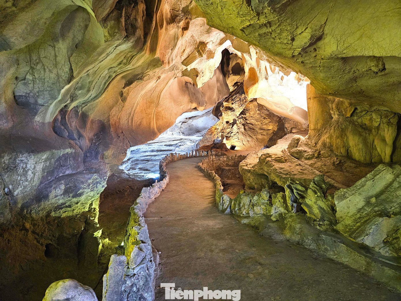 Đường đi lối lại trong hang này đều được đổ bê tông dày đặc.