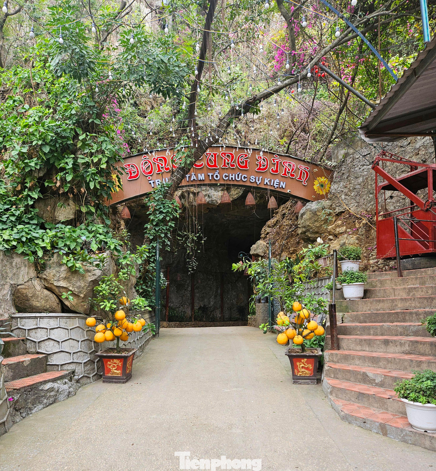 Để mục sở thị hệ thống 5 hang động độc đáo nối liền nhau ở núi Bàn Cờ, khu Diêm Thủy, Phường Cẩm Đông, thành phố Cẩm Phả, phóng viên Tiền Phong đã mua vé tham quan quần thể hang động này.