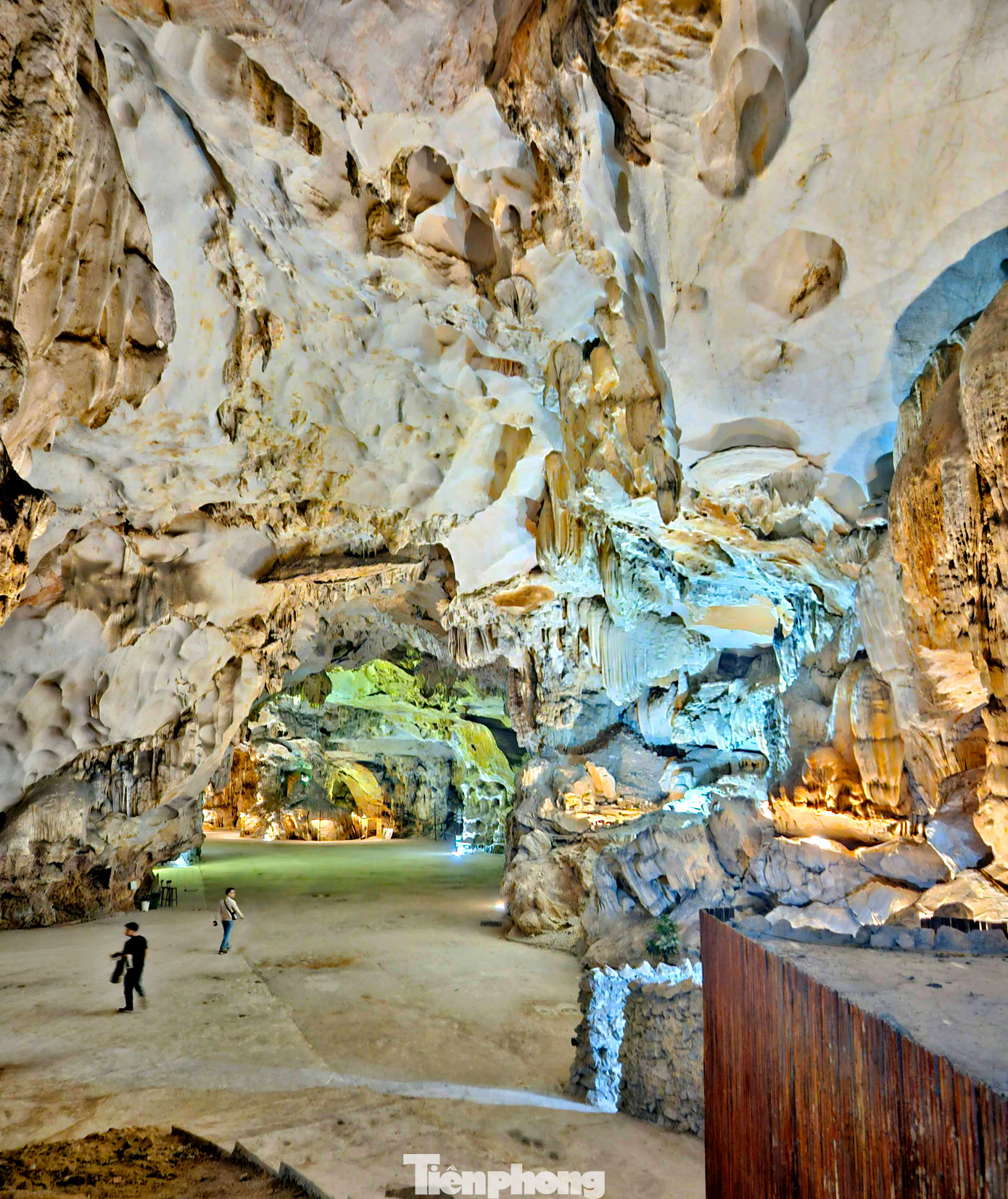 Hang động này được chủ đầu tư 'làm mới' khi không còn khoảng trống nào không có bê tông.