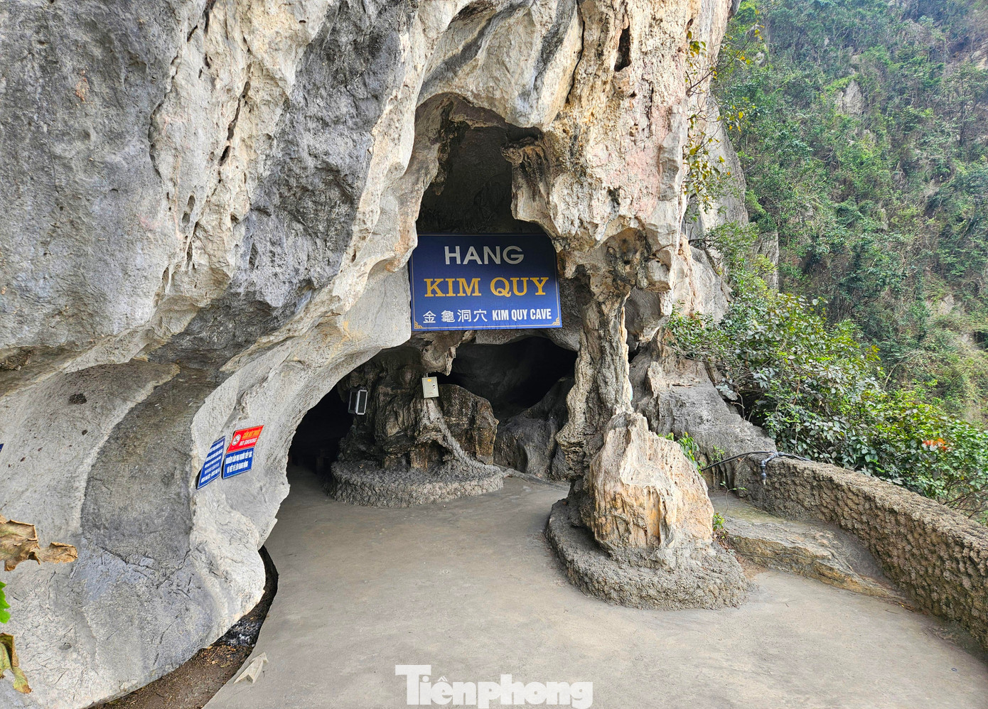 Sau khi khám phá động Long Vân sẽ đến hang Kim Quy thuộc mặt sau của núi Bàn Cờ.