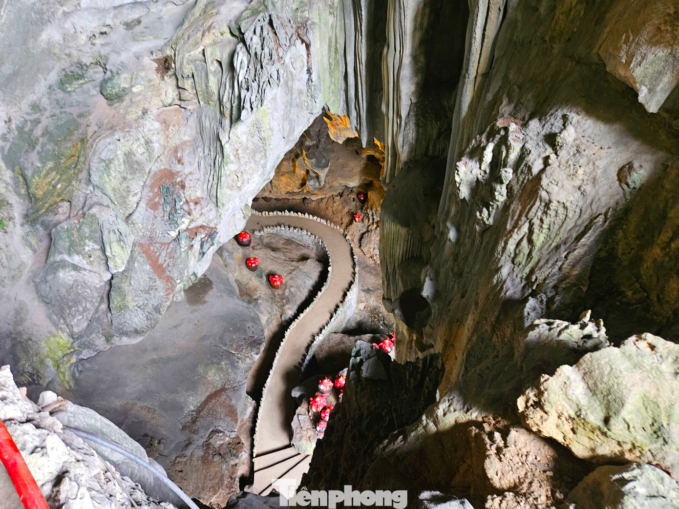 Hang động này khá rộng và nhiều lối lên xuống. Tất cả cũng được đổ bê tông kiên cố.