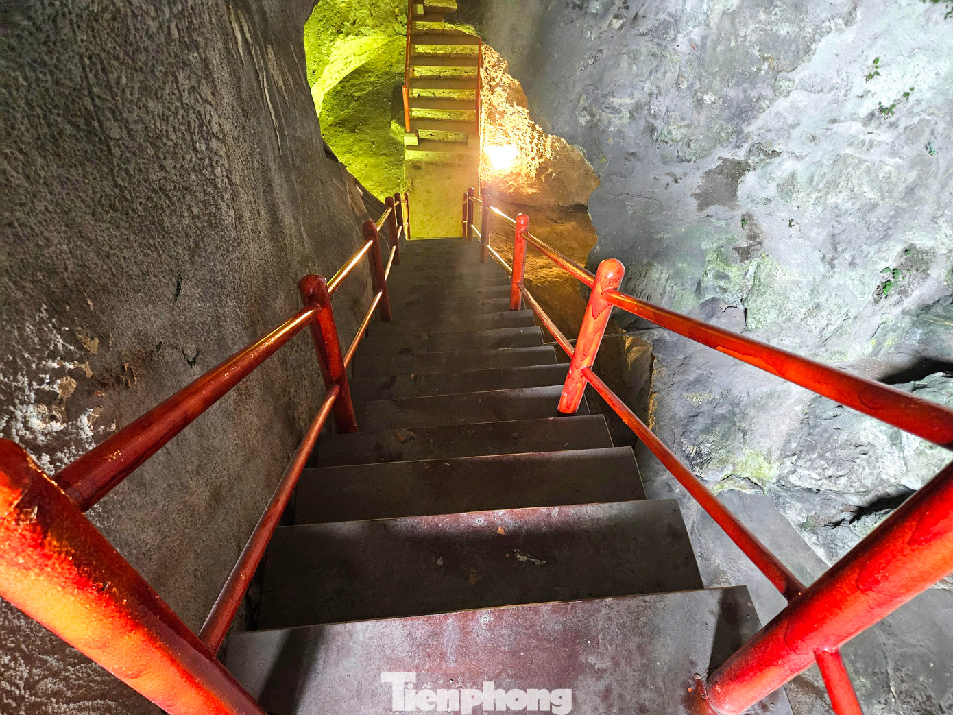 Những bậc lên xuống bằng bê tông và lan can bằng sắt được sơn màu đỏ.