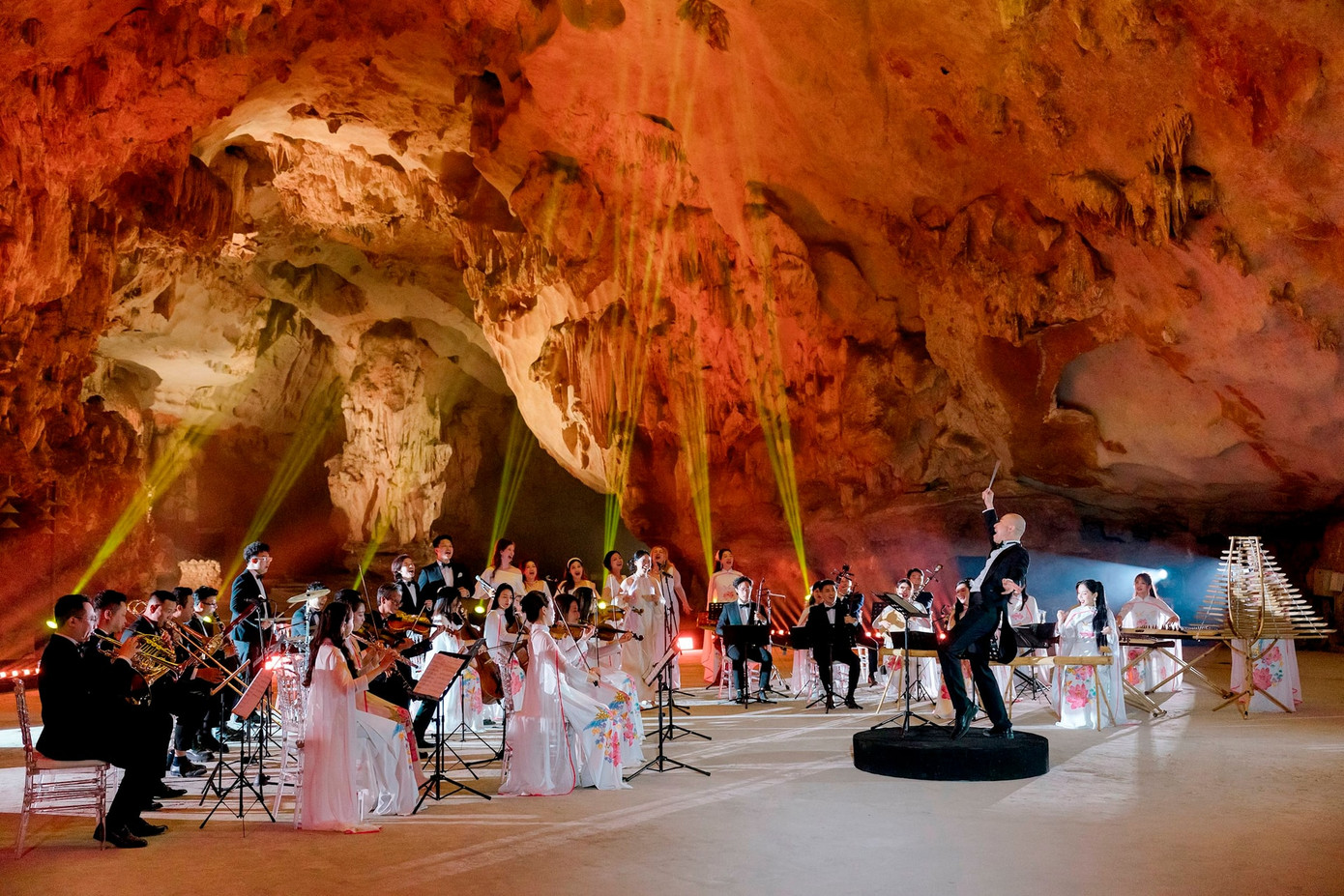 Doanh nghiệp khai thác đã tổ chức biểu diễn âm nhạc và trải nghiệm ẩm thực trong hang động. Doanh nghiệp khai thác đã tổ chức biểu diễn âm nhạc và trải nghiệm ẩm thực trong hang động.