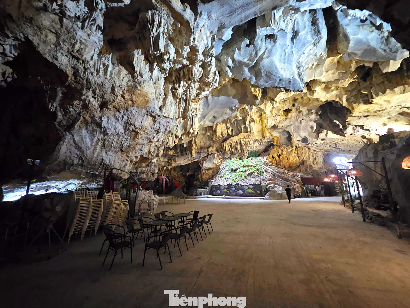 Riêng động Cung Đình (hang động lớn nhất hệ thống) được bài trí cảnh quan bắt mắt. Được kê xếp sẵn bàn ghế để phục vụ tiệc tùng trong hang.