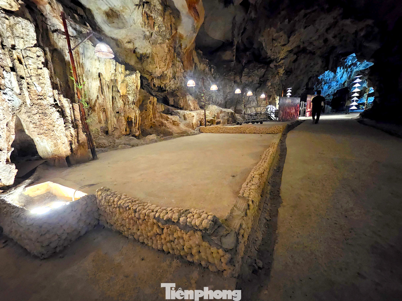 Không chỉ tác động bằng cách chiếu đèn, chủ đầu tư là Công ty CP Vũng Đục (ở TP Cẩm Phả) đã xây dựng hoàn toàn phần nền của hang động bằng bê tông.