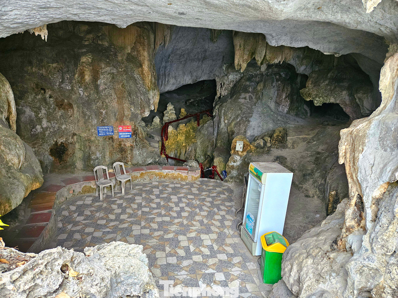 Hệ thống hang động Vũng Đục bị bê tông hóa, doanh nghiệp còn 'kỳ công' khi lát gạch hoa cho nền hang động.